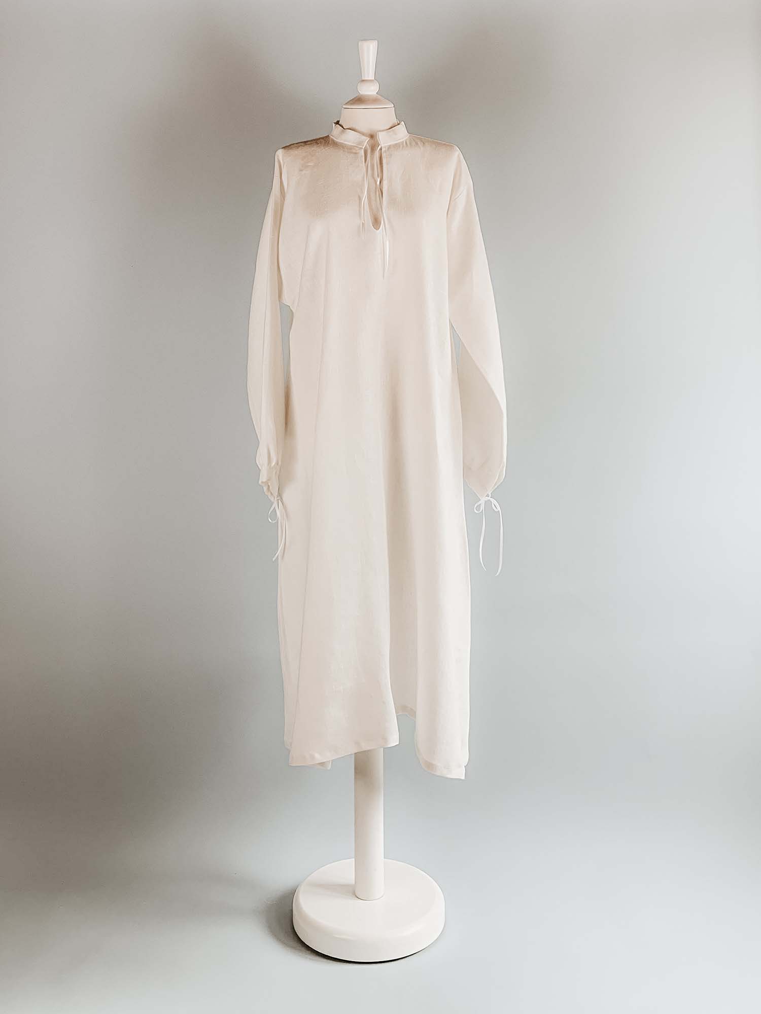 Renaissance Smock in White Linen with Plain Collar