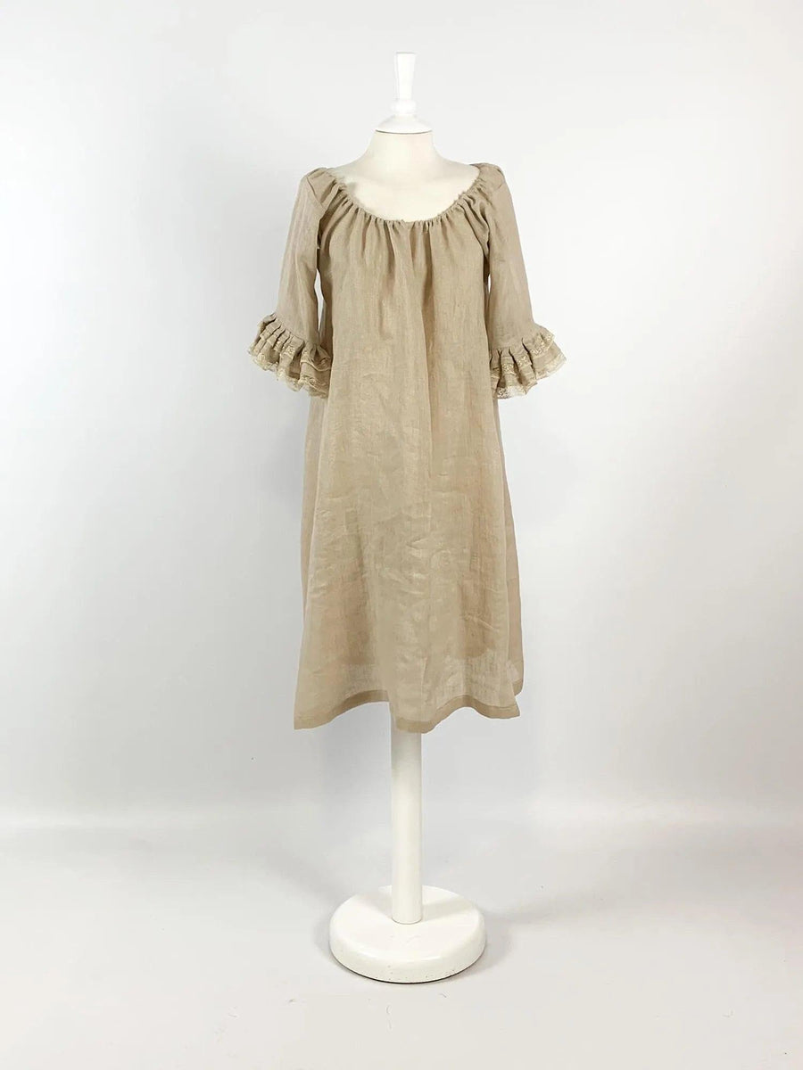https://atelier-serraspina.com/cdn/shop/files/18th-century-chemise-beige-linen-ruffles-1500x2000-2_900x.webp?v=1707379859