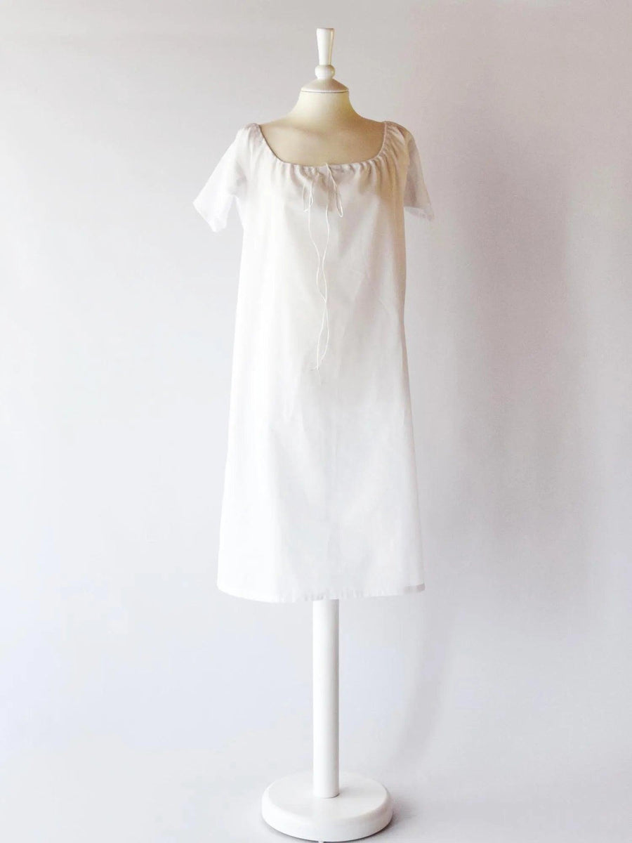 https://atelier-serraspina.com/cdn/shop/files/18th-century-chemise-white-cotton-short-sleeves-1500x2000-1_e47b5d7f-f05f-4fd4-9c0a-05ce08746f20_900x.webp?v=1710006325