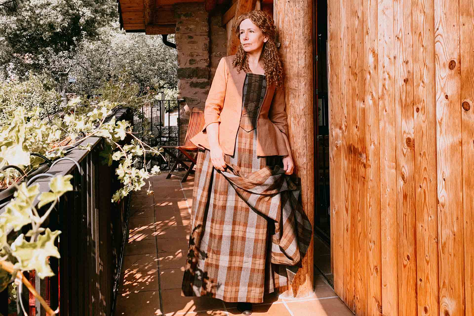 Janet, Colonial Costume in Toffee Linen and Outlander Tartan - Atelier Serraspina