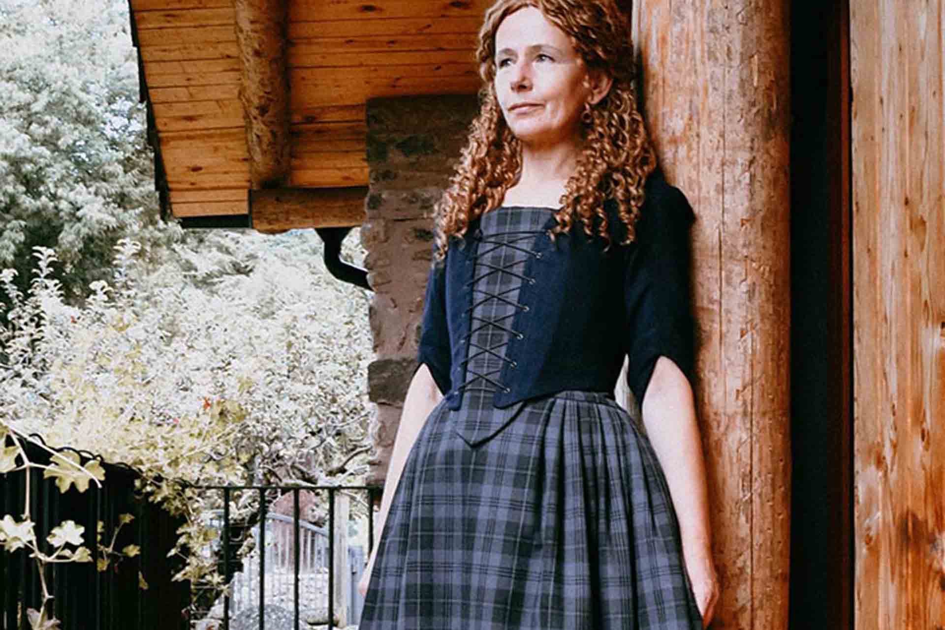 Dorine, Outlander Costume in Night Blue Linen and Granite Grey Tartan Skirt - Atelier Serraspina