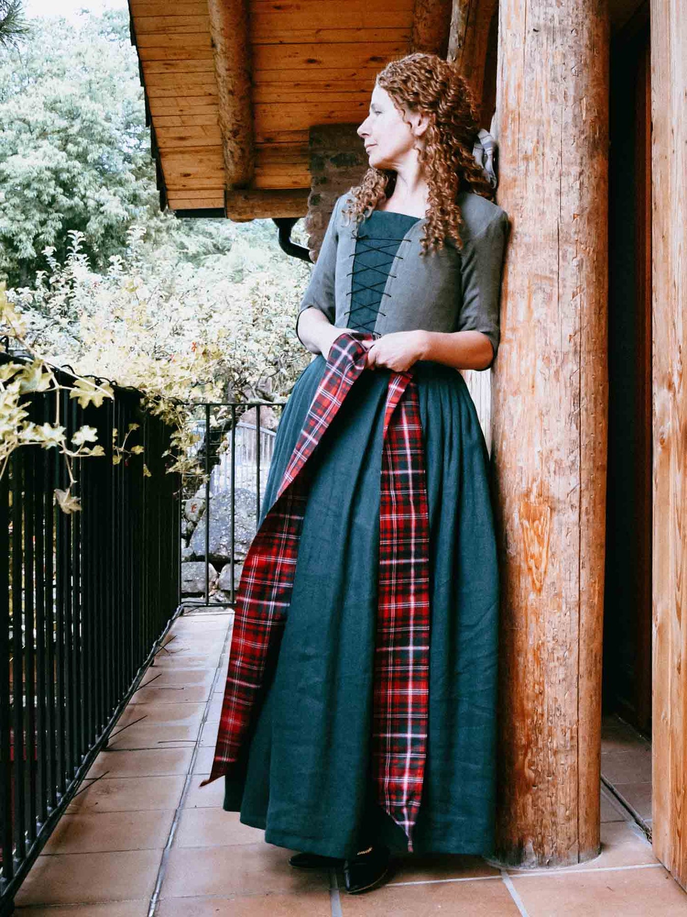 Dorine, Outlander Costume in Sage Green and Dark Green Linen - Atelier Serraspina