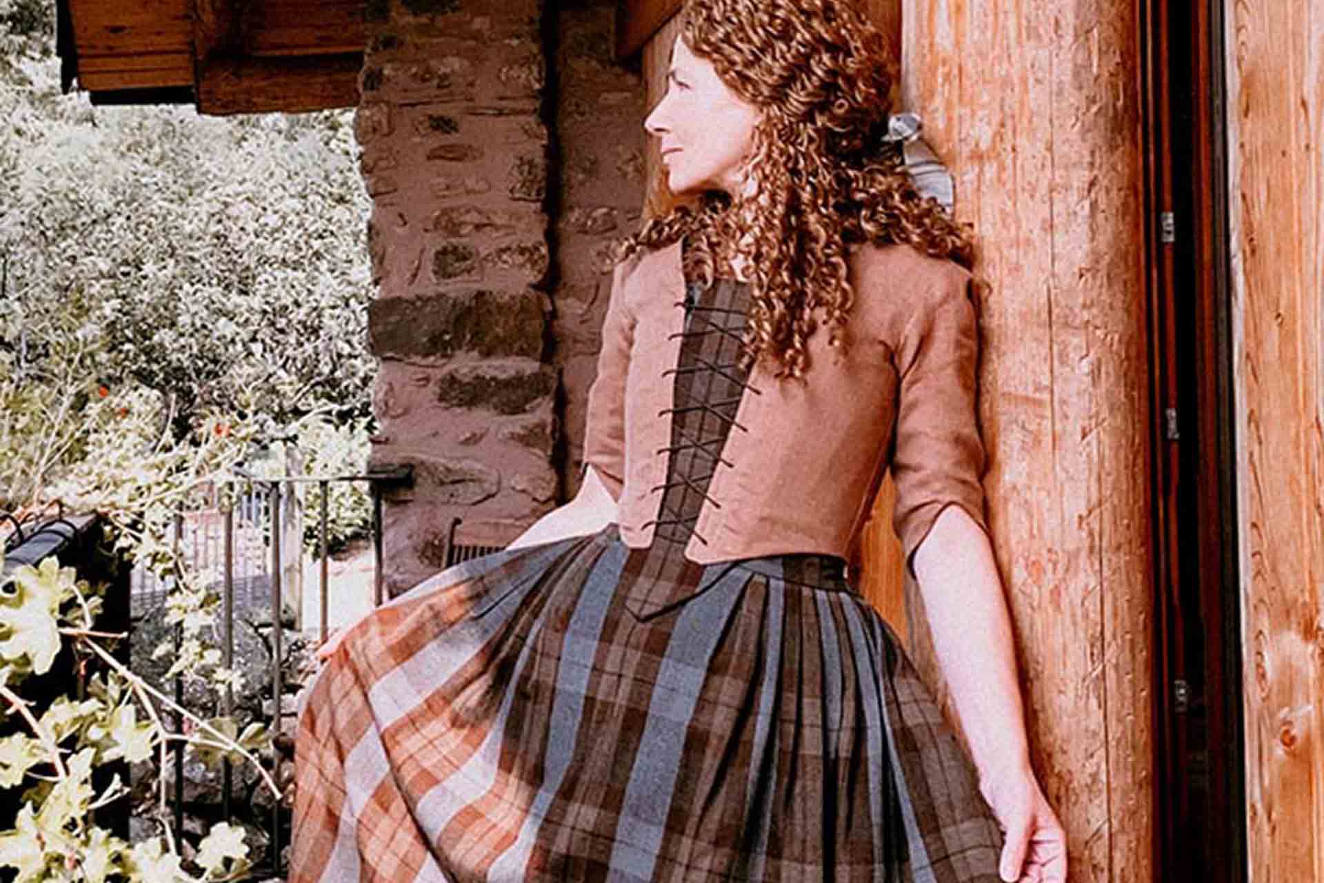 Dorine, Outlander Costume in Toffee Linen and Outlander Tartan Skirt - Atelier Serraspina