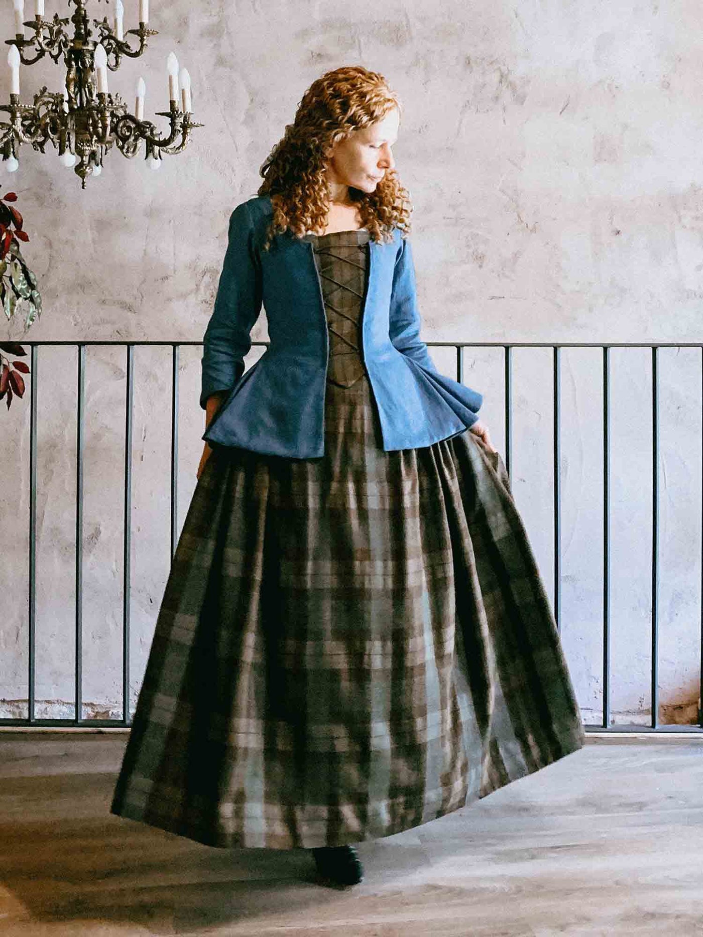 Janet, Colonial Costume in Steel Blue Linen and Outlander Tartan - Atelier Serraspina