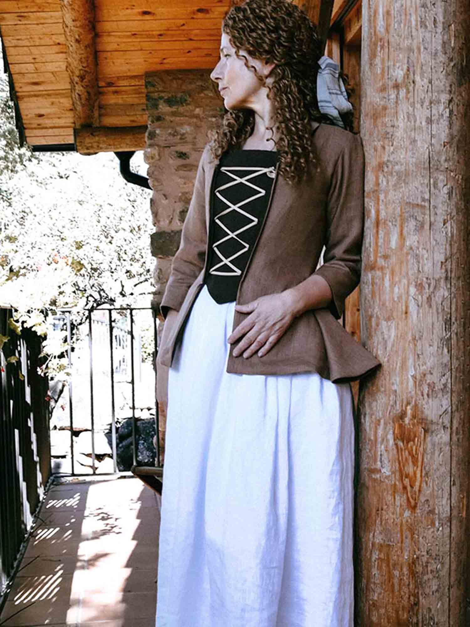 JANET, Colonial Jacket in Toffee Linen - Atelier Serraspina - Veste à basques en lin caramel