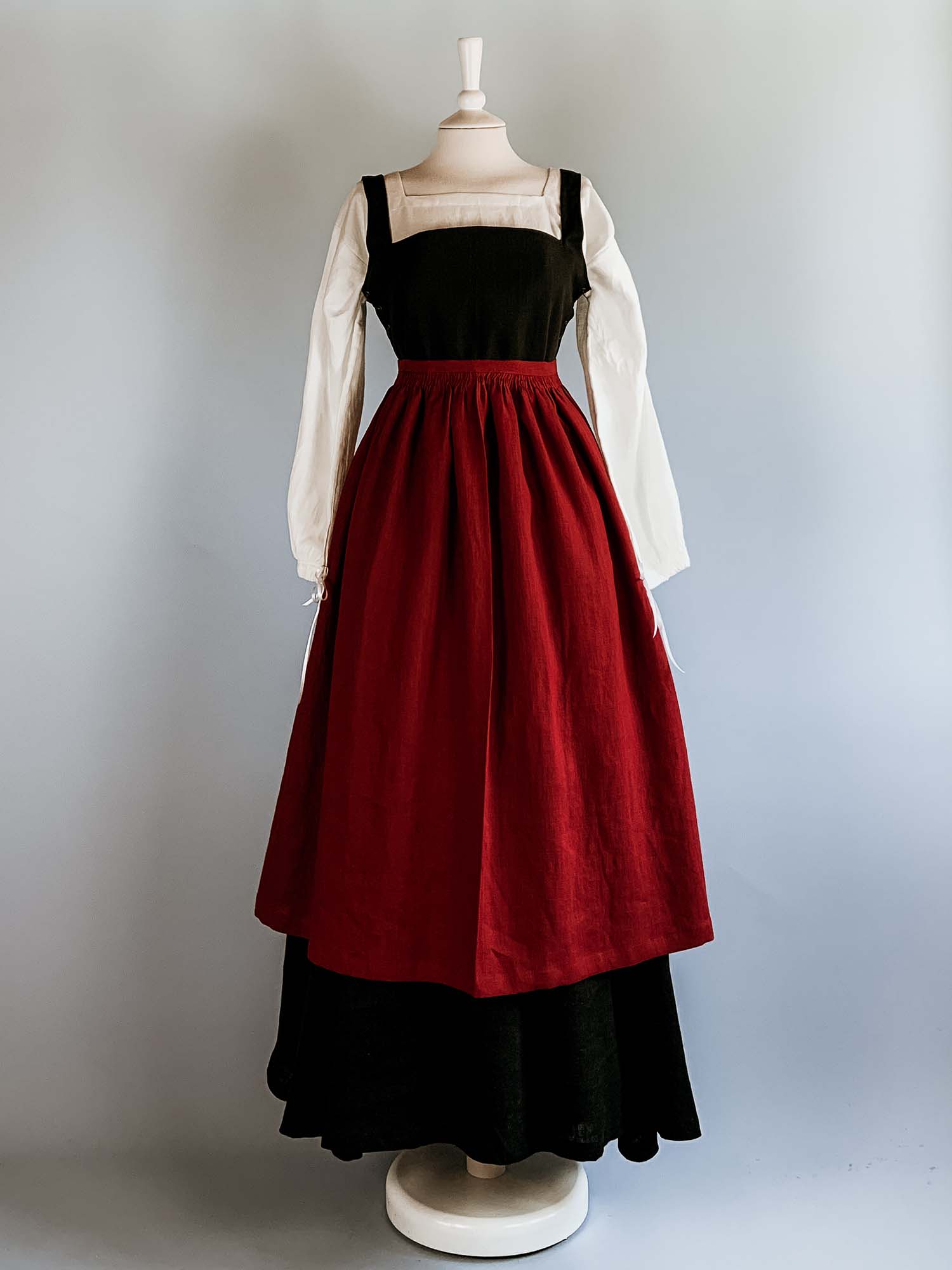 Linen Apron in Cherry Red Linen - Renaissance Costumes - Atelier Serraspina