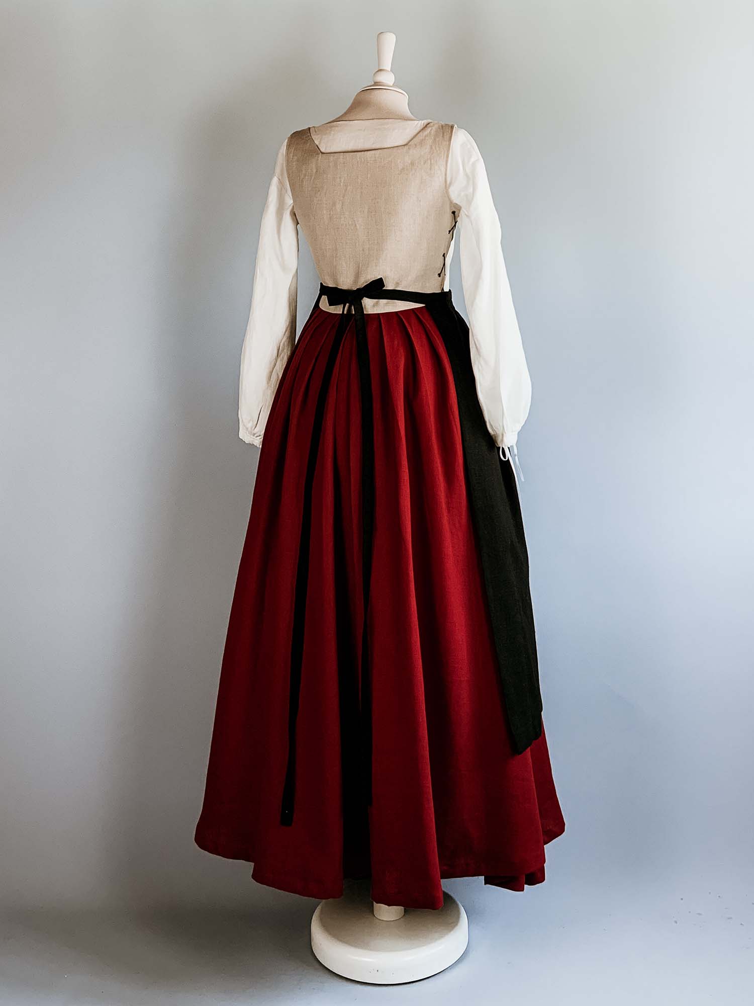 Linen Apron in Black Linen - Renaissance Costumes - Atelier Serraspina