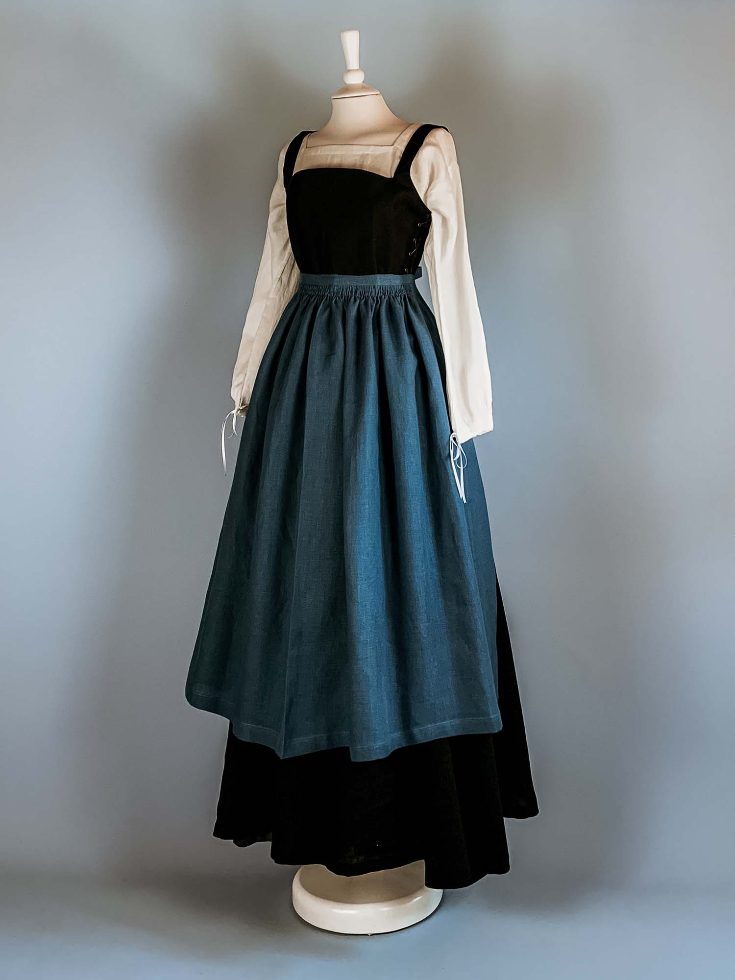 Linen Apron in Ocean Blue Linen - Atelier Serraspina