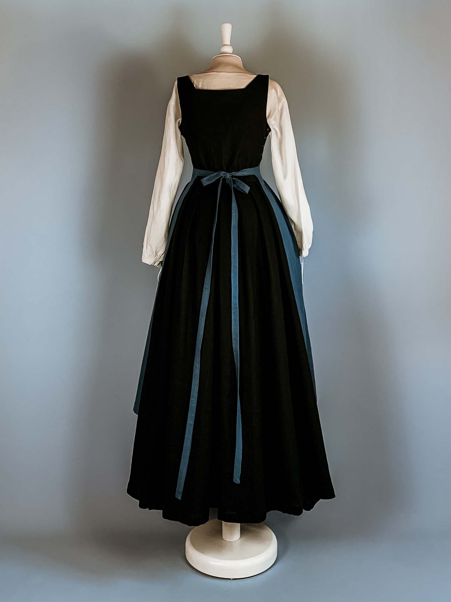 Linen Apron in Ocean Blue Linen - Atelier Serraspina