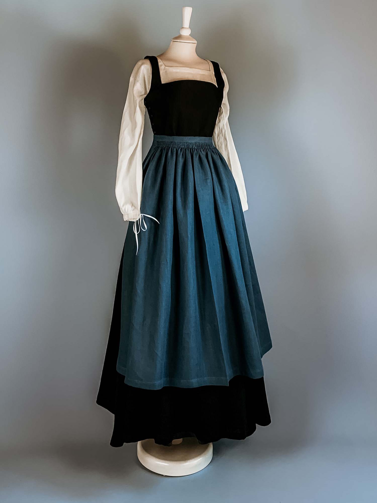 Linen Apron in Ocean Blue Linen - Atelier Serraspina