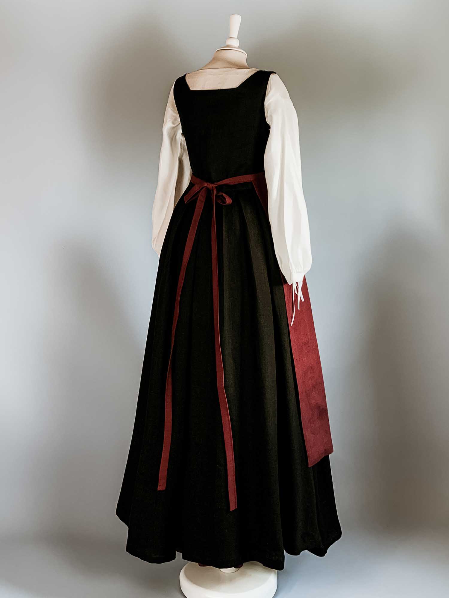 Linen Apron in Burgundy Linen - Atelier Serraspina