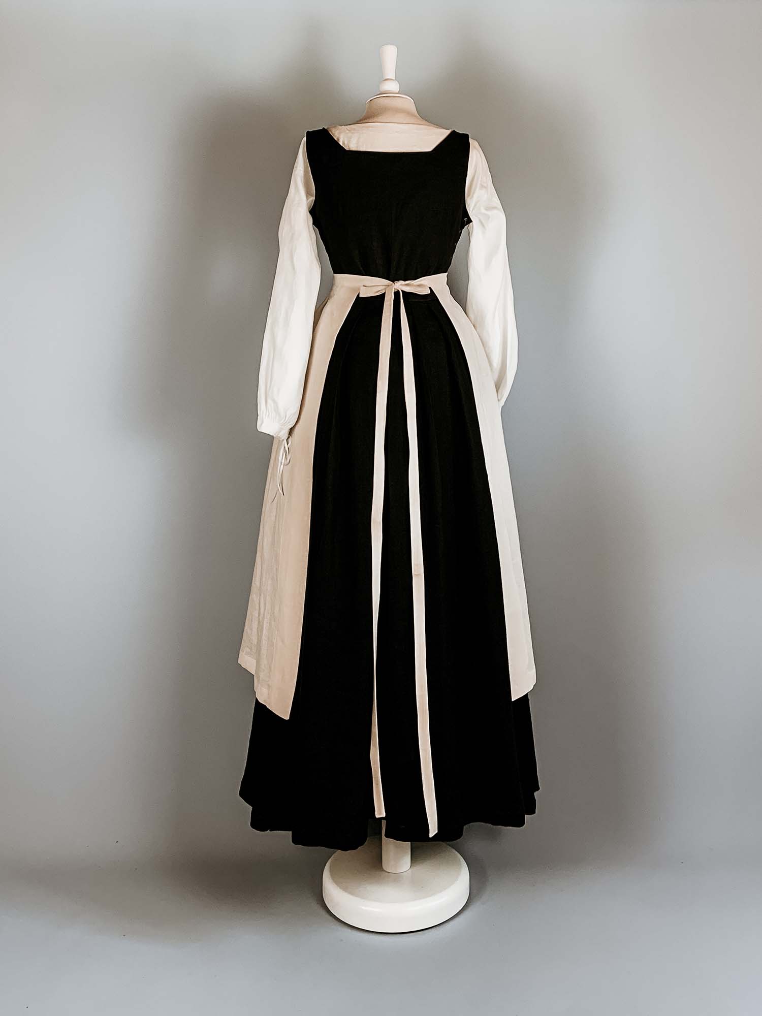 Linen Apron in Cream Linen - Atelier Serraspina