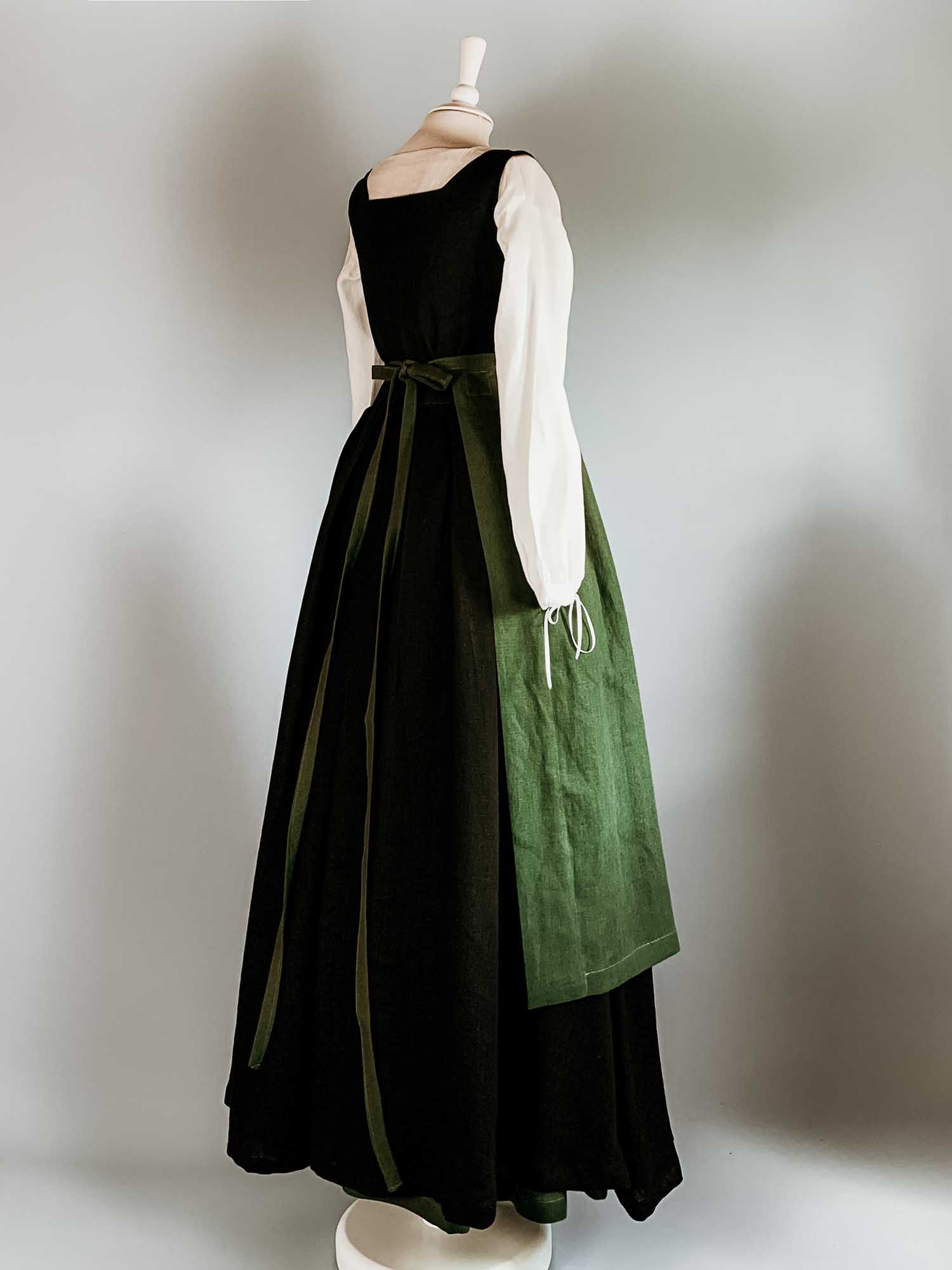 Linen Apron in Moss Green Linen - Atelier Serraspina