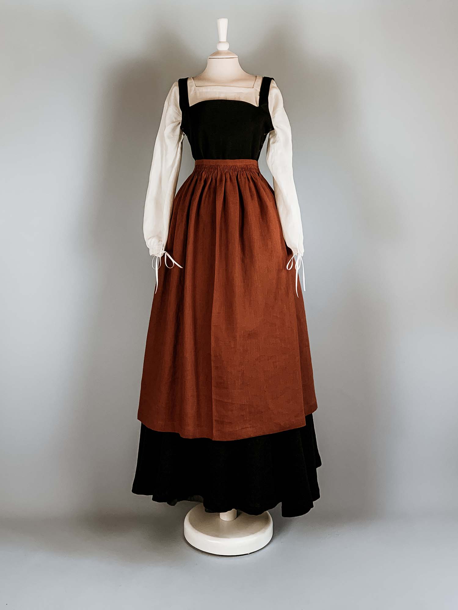 Linen Apron in Rust Orange Linen - Atelier Serraspina