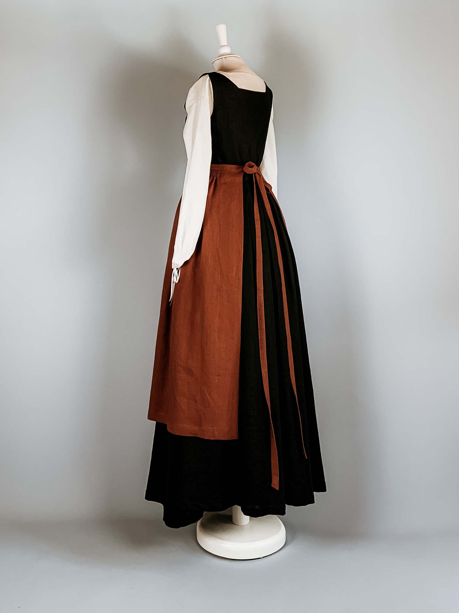 Linen Apron in Rust Orange Linen - Atelier Serraspina