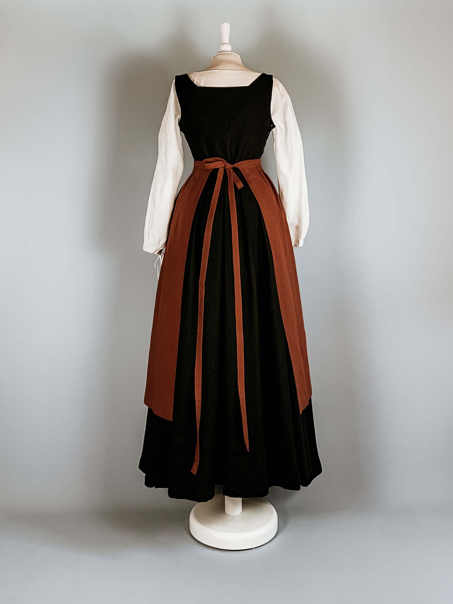 Linen Apron in Rust Orange Linen - Atelier Serraspina