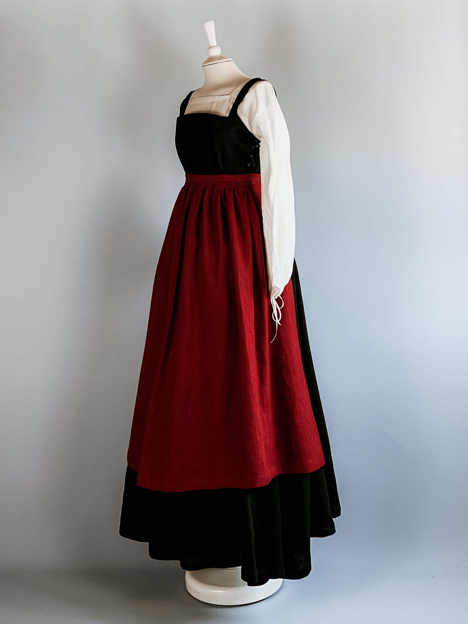 Linen Apron in Cherry Red Linen - Renaissance Costumes - Atelier Serraspina