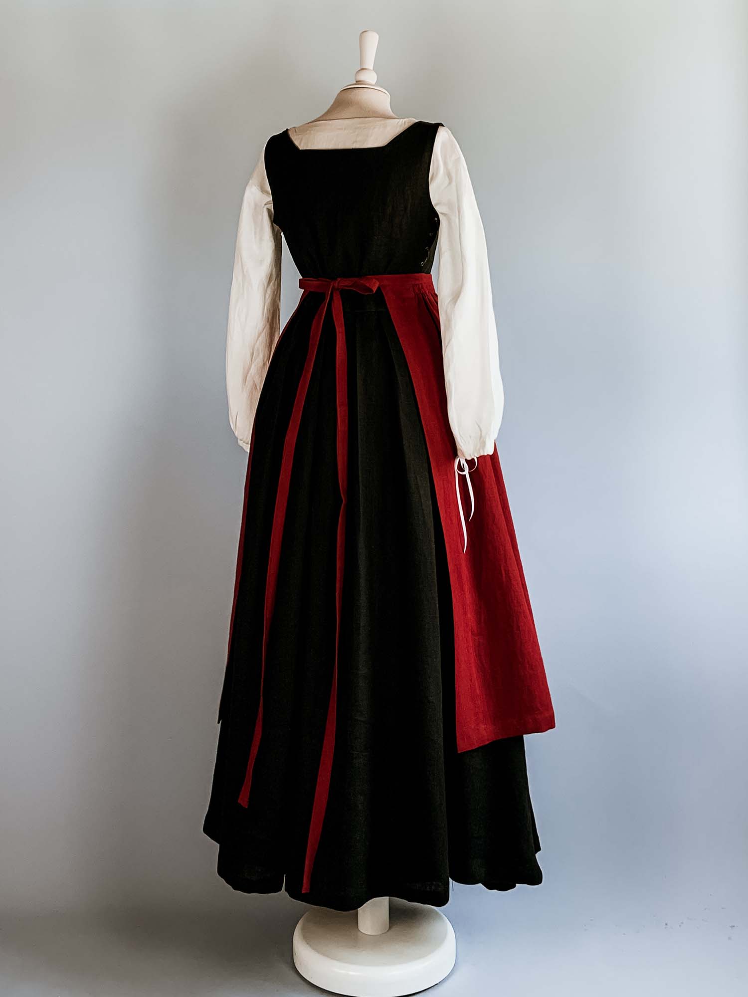 Linen Apron in Cherry Red Linen - Renaissance Costumes - Atelier Serraspina