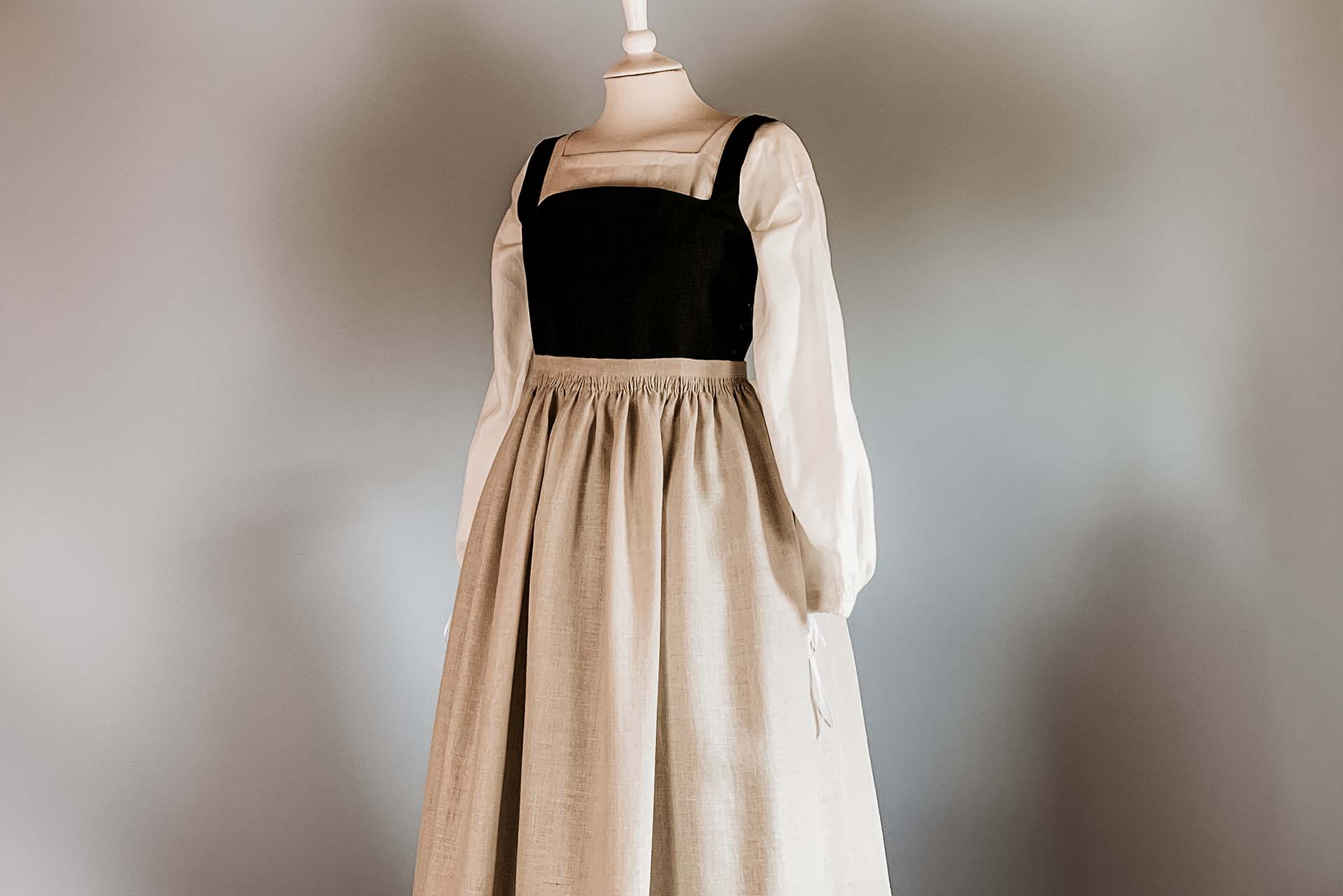 Linen Aprons - Renaissance Costumes - Atelier Serraspina