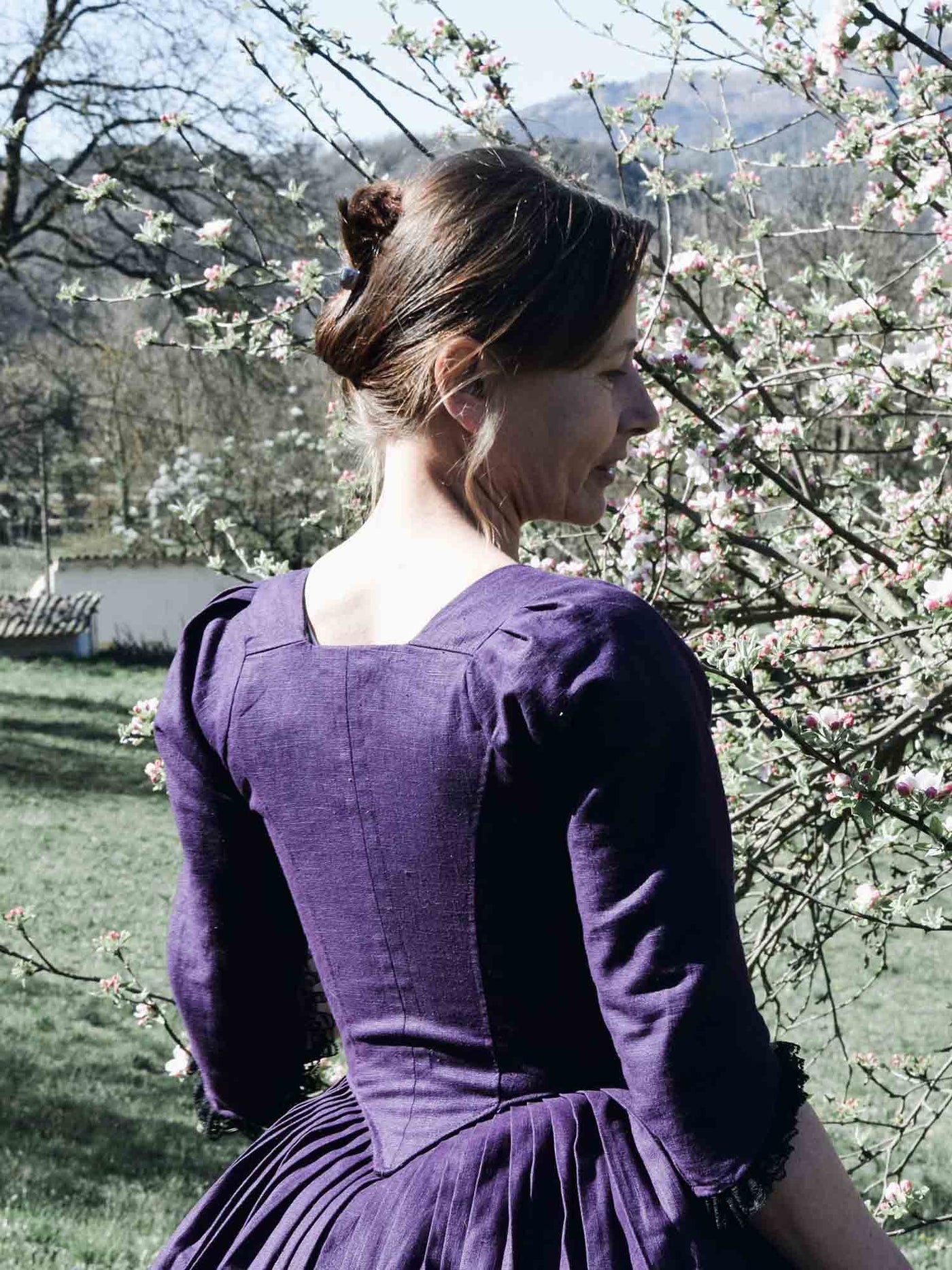 Louise, 18th-century dress in purple linen - Atelier Serraspina