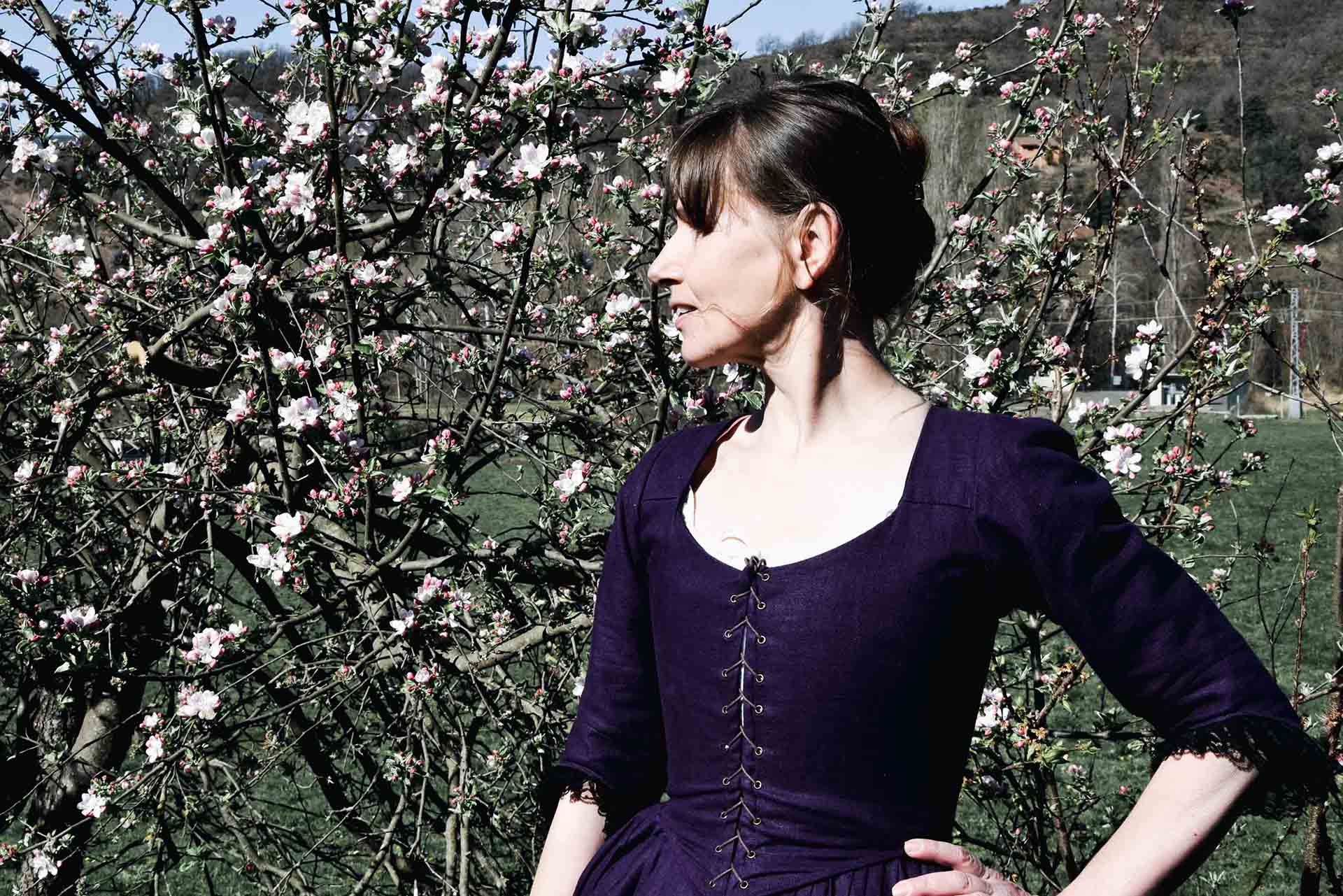 Louise, 18th-century dress in Purple Linen - Atelier Serraspina