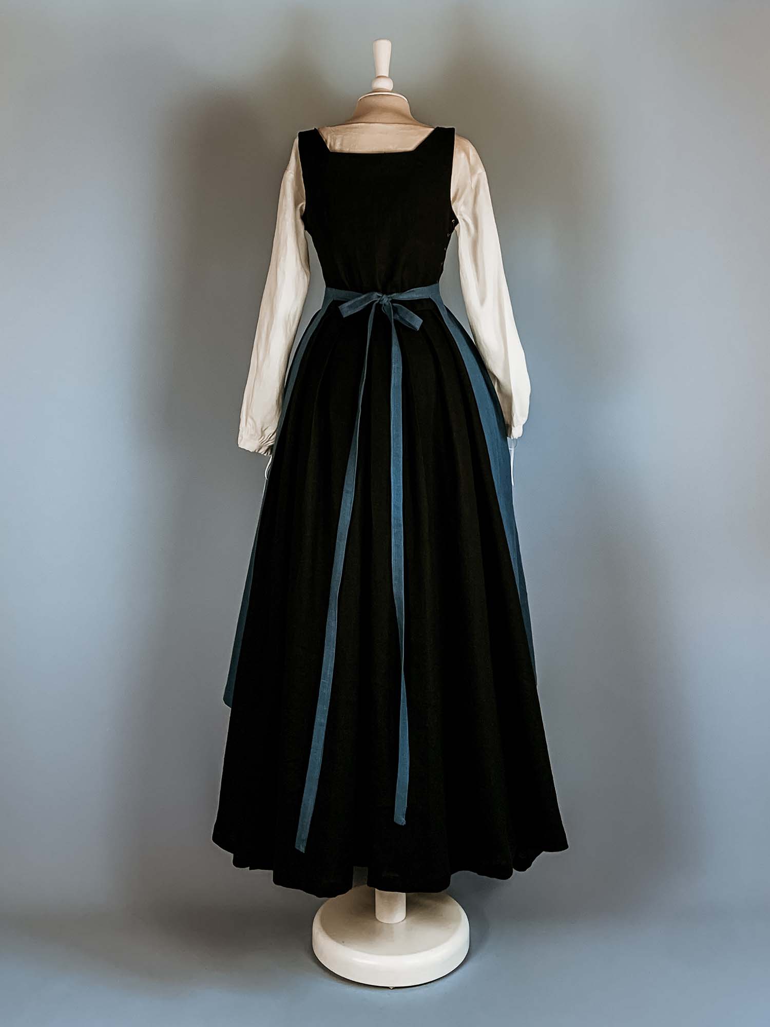 Complete Renaissance Costume in Black &amp; Blue Linen - Renaissance Costumes - Atelier Serraspina