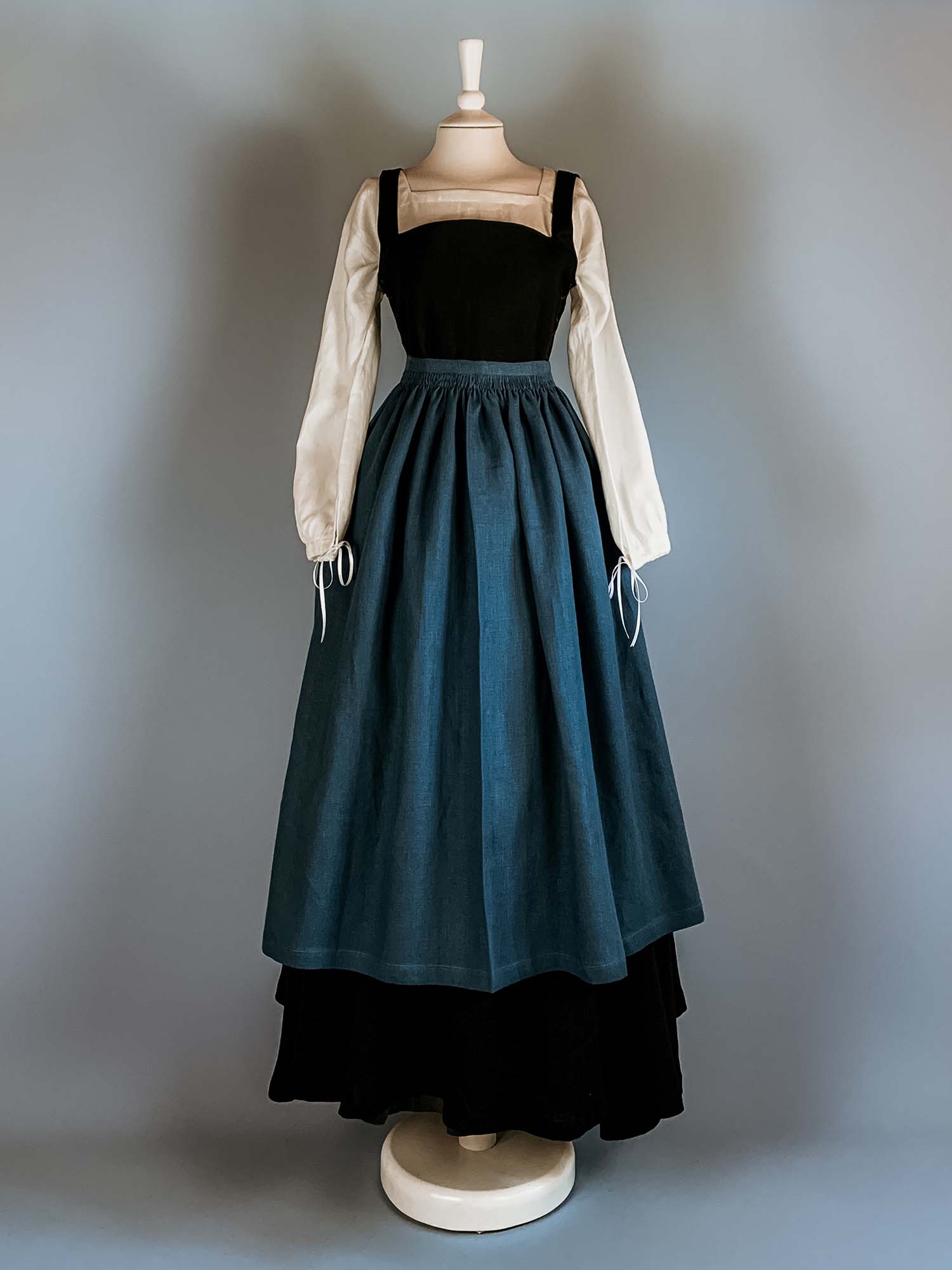 Complete Renaissance Costume in Black & Blue Linen - Renaissance Costumes - Atelier Serraspina