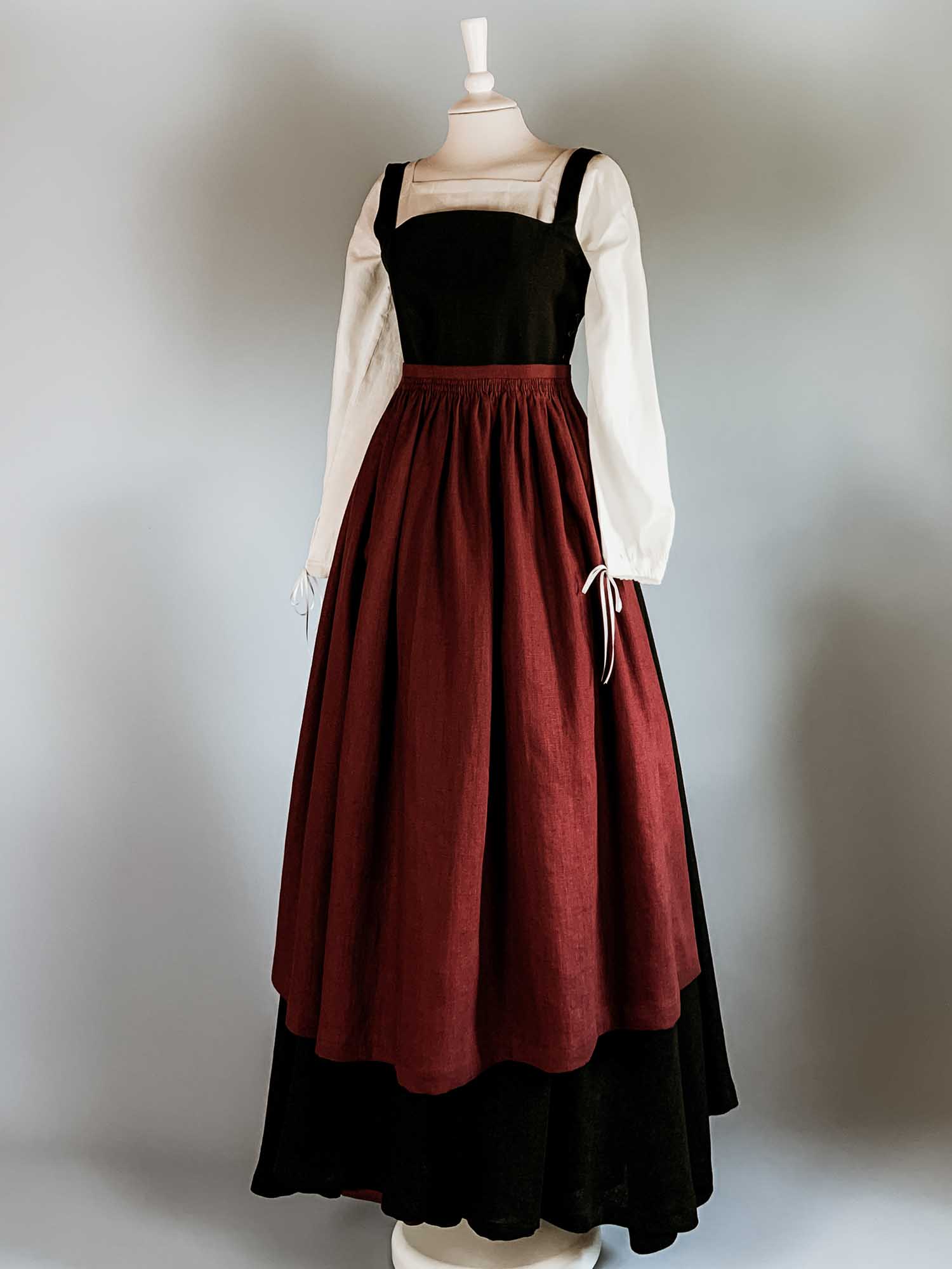 Renaissance Costume in Black & Burgundy linen - Renaissance Costumes - Atelier Serraspina