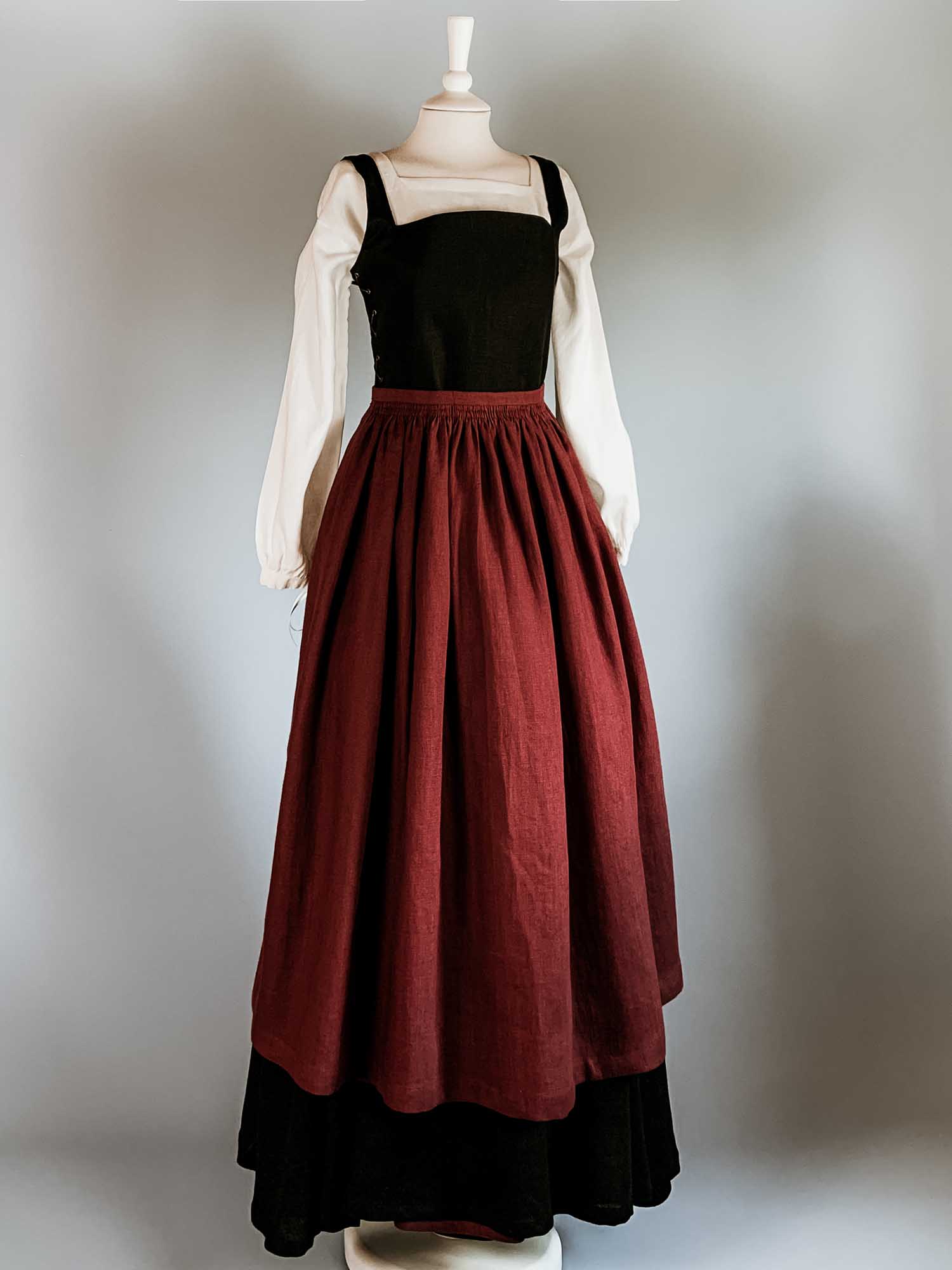 Renaissance Costume in Black & Burgundy linen - Renaissance Costumes - Atelier Serraspina