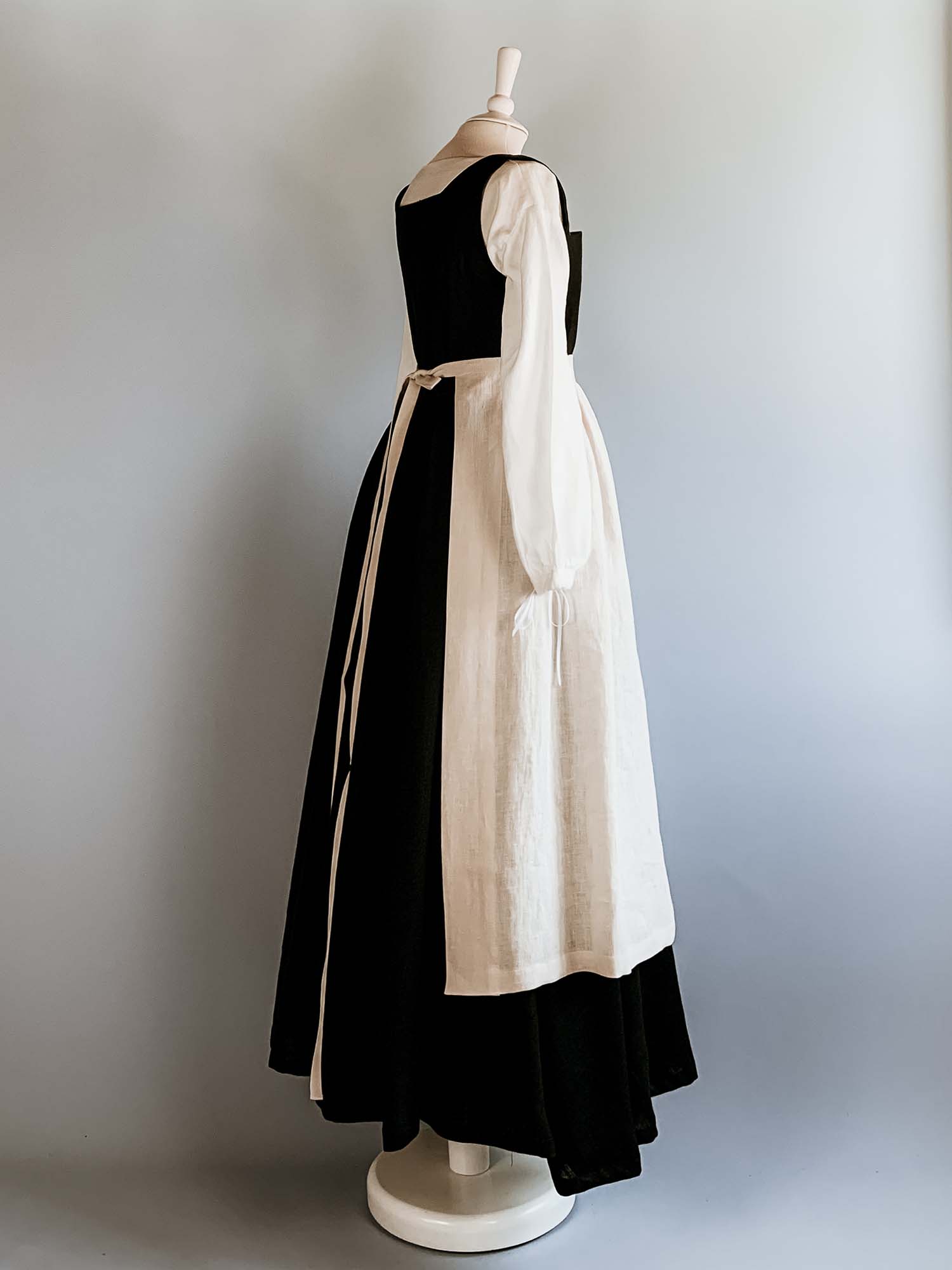 Complete Renaissance Costume in Black &amp; Cream Linen - Renaissance Costumes - Atelier Serraspina