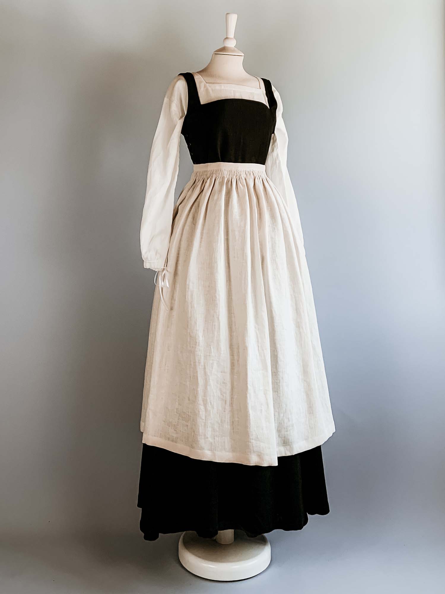 Complete Renaissance Costume in Black & Cream Linen - Renaissance Costumes - Atelier Serraspina