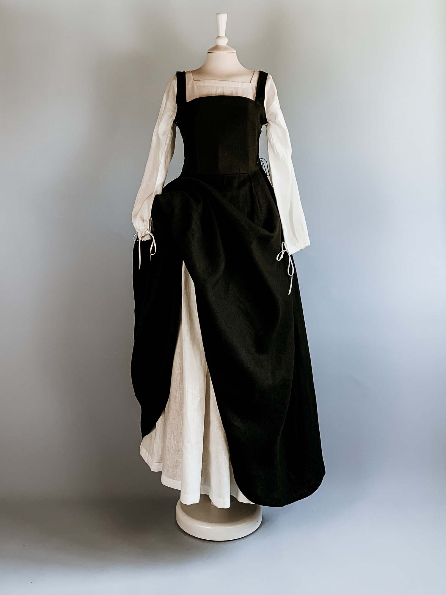 Complete Renaissance Costume in Black & Cream Linen - Renaissance Costumes - Atelier Serraspina