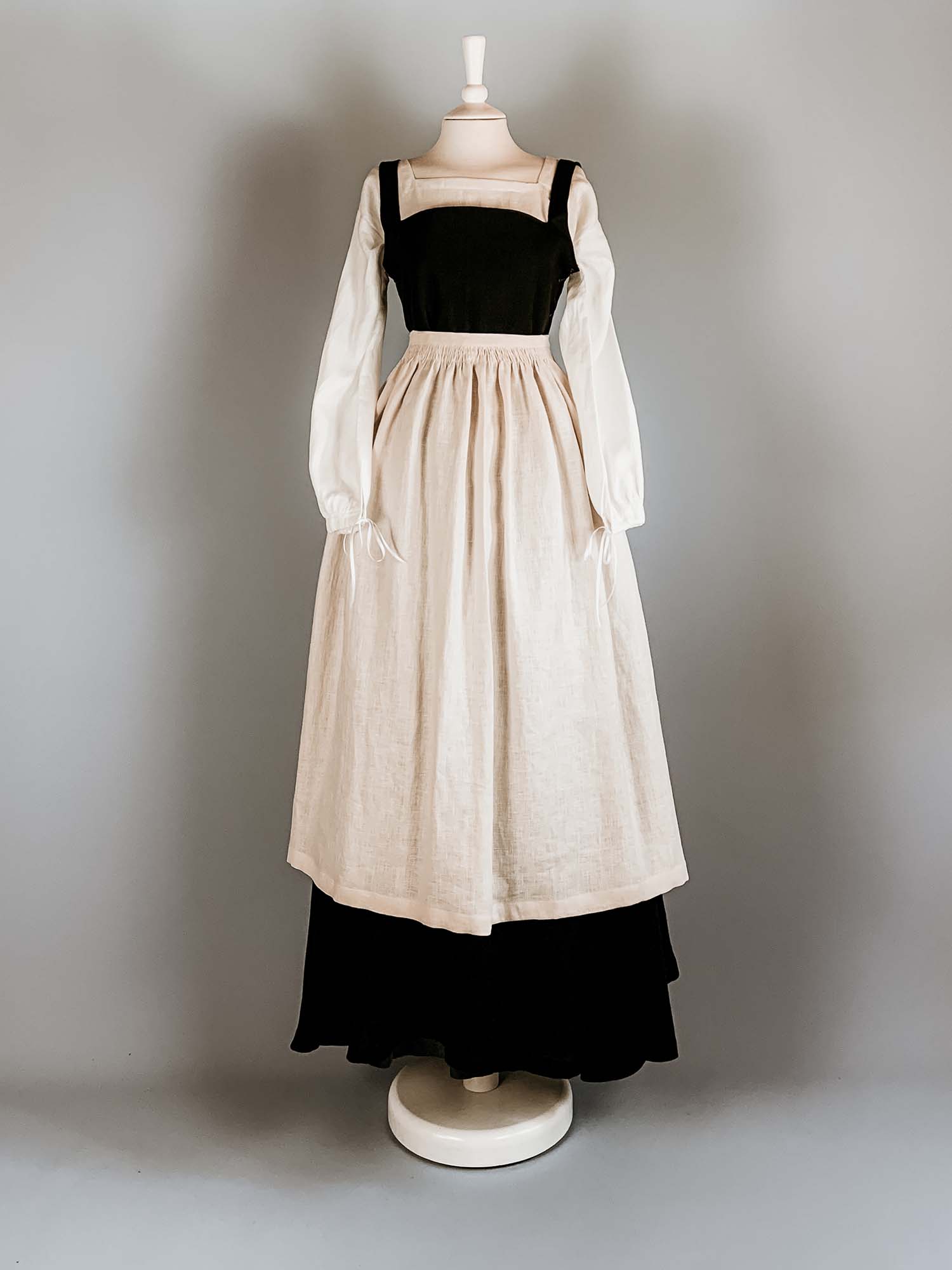Complete Renaissance Costume in Black & Cream Linen - Renaissance Costumes - Atelier Serraspina