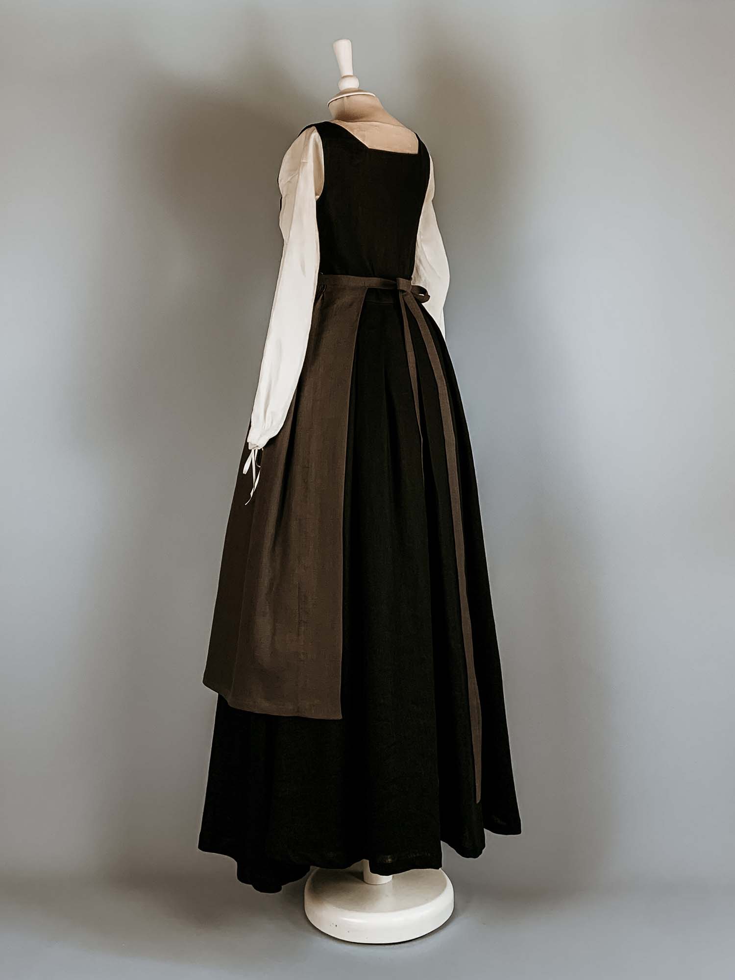 Complete Renaissance Costume in Black &amp; Dark Gray Linen - Renaissance Costumes - Atelier Serraspina