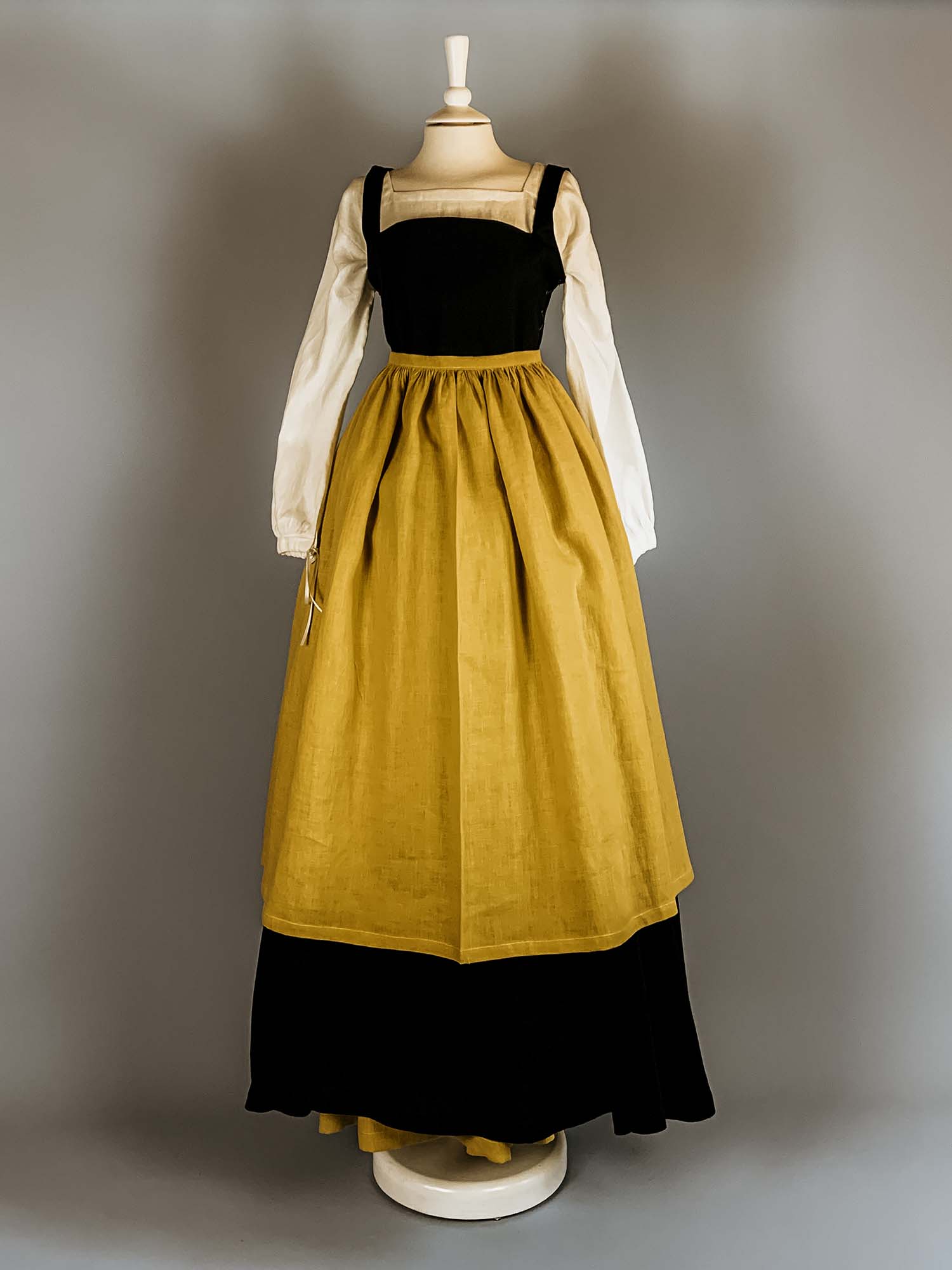 Complete Renaissance Costume in Black & Mango Linen - Renaissance Costumes - Atelier Serraspina