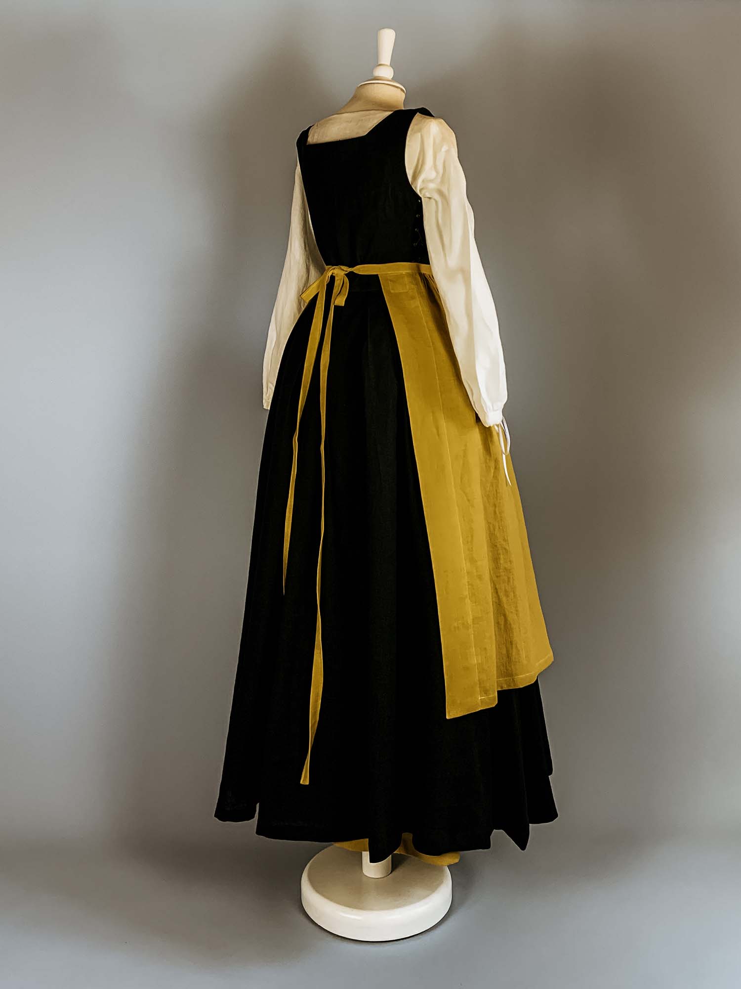 Complete Renaissance Costume in Black &amp; Mango Linen - Renaissance Costumes - Atelier Serraspina