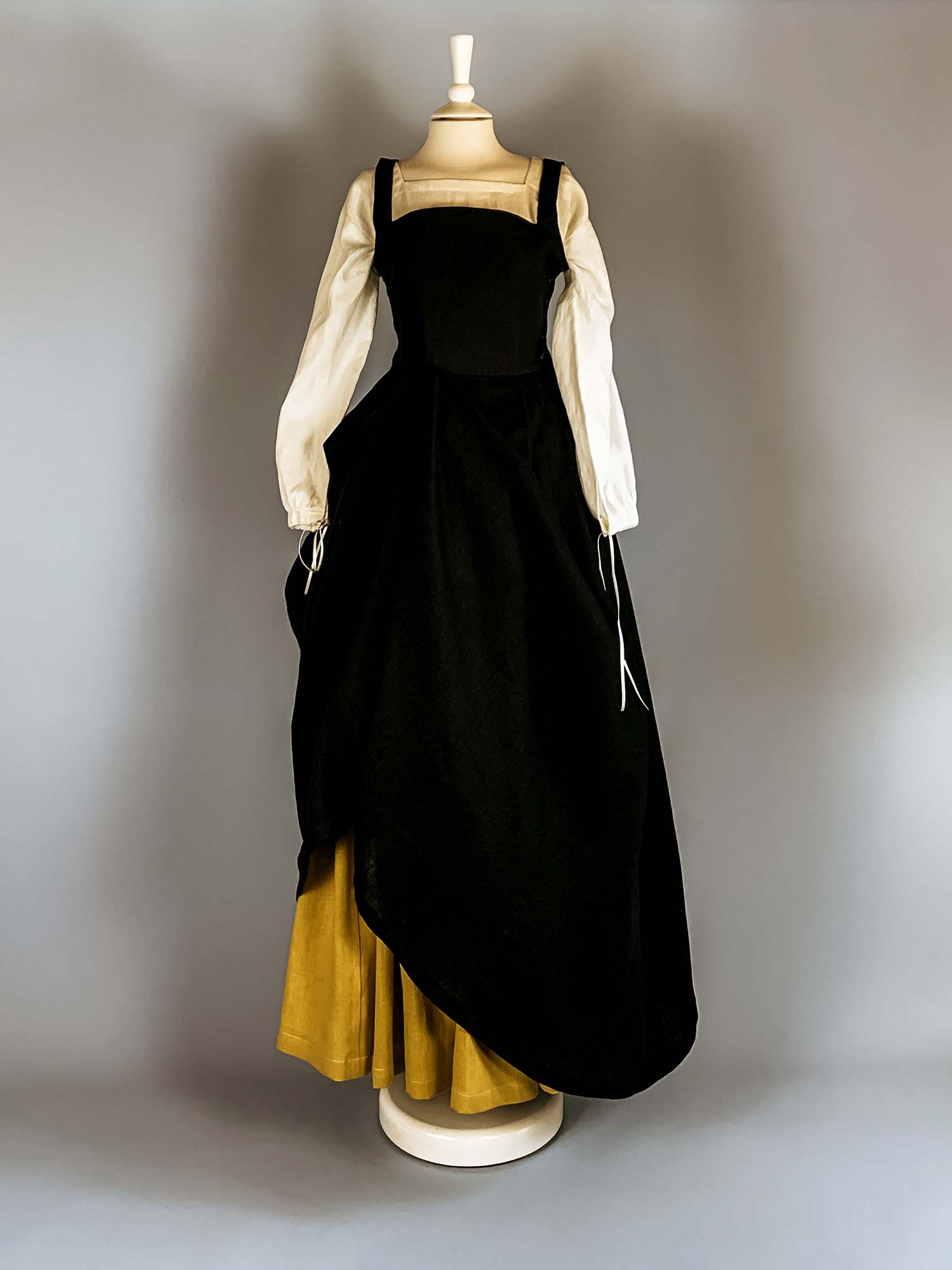 Complete Renaissance Costume in Black & Mango Linen - Renaissance Costumes - Atelier Serraspina