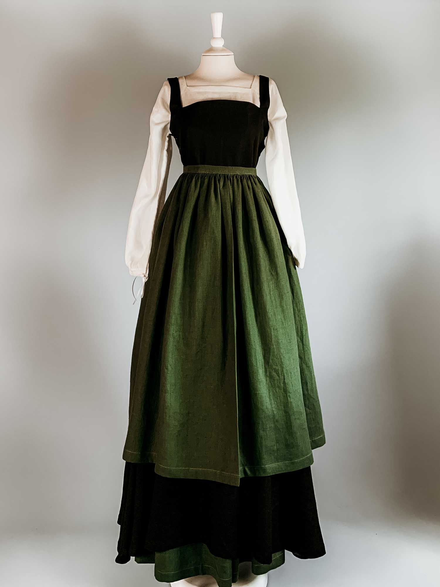 Complete Renaissance Costume in Black & Moss Green Linen - Renaissance Costumes - Atelier Serraspina