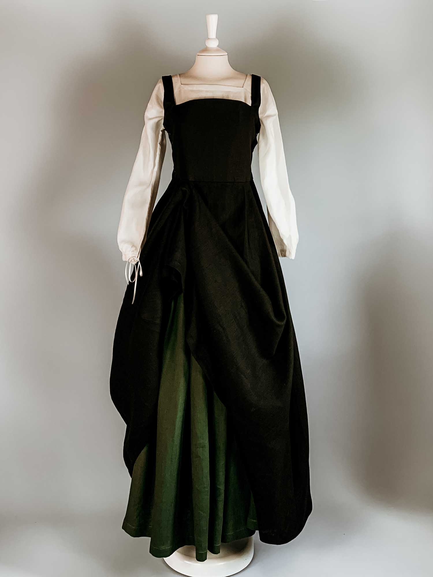 Complete Renaissance Costume in Black & Moss Green Linen - Renaissance Costumes - Atelier Serraspina