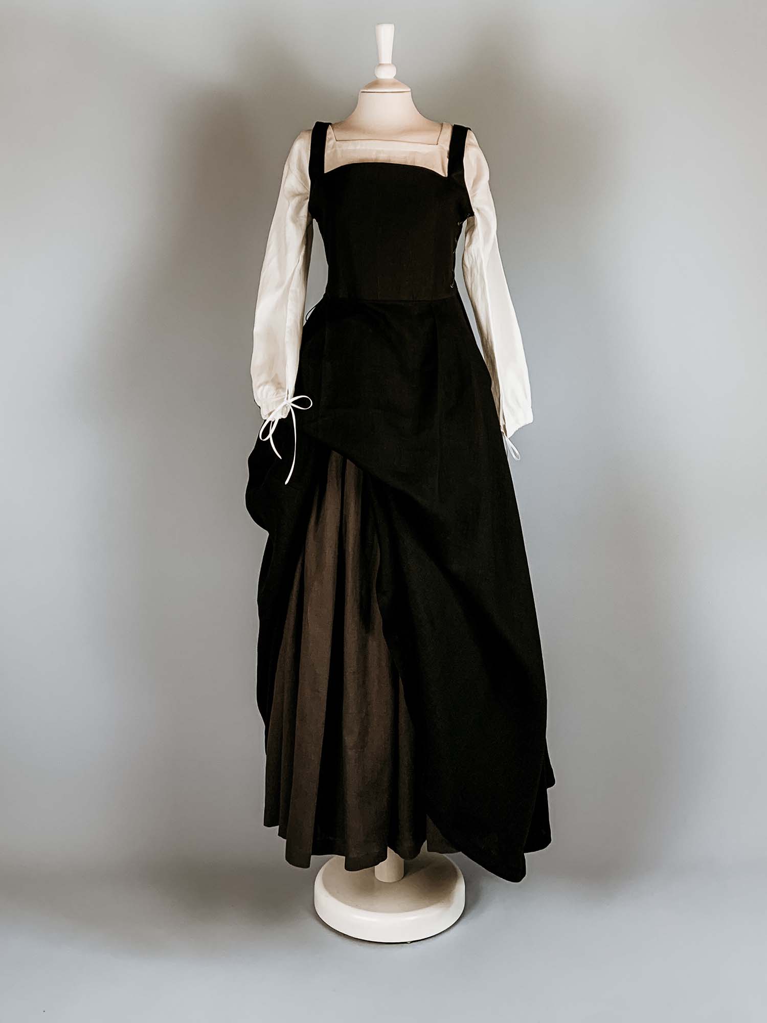 Complete Renaissance Costume in Black & Rust Orange - Renaissance Costumes - Atelier Serraspina