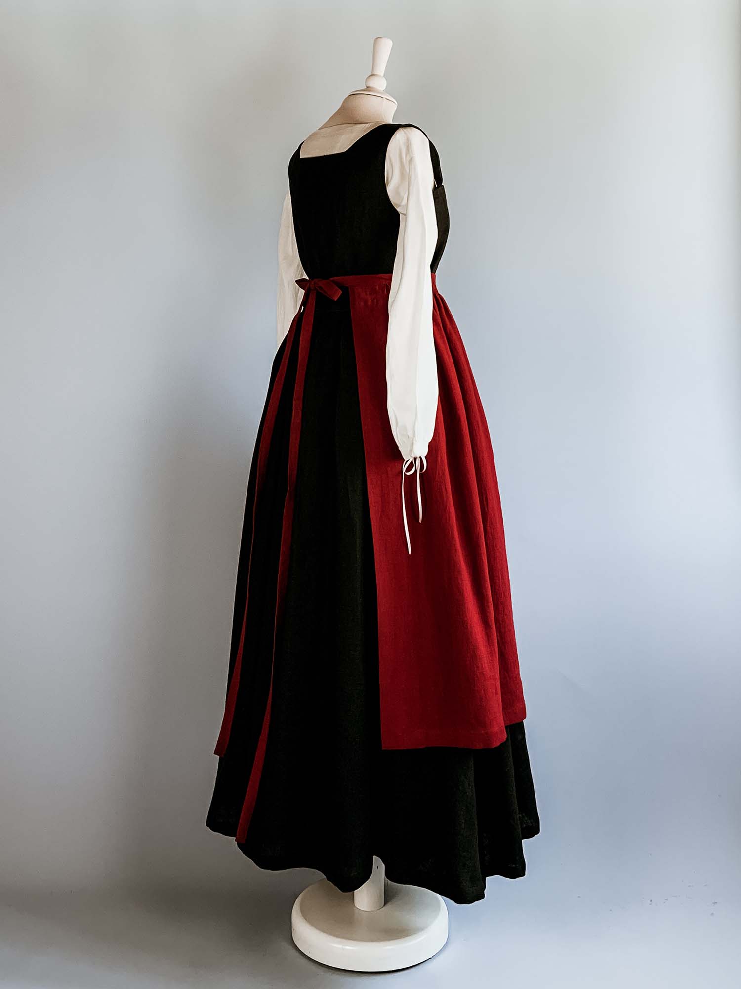 Complete Renaissance Costume in Black &amp; Cherry Red Linen - Renaissance Costumes - Atelier Serraspina