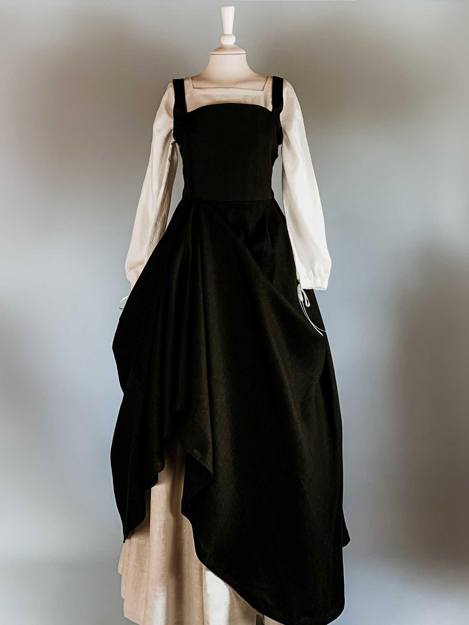 Complete Renaissance Costume in Black & Undyed Linen - Renaissance Costumes - Atelier Serraspina