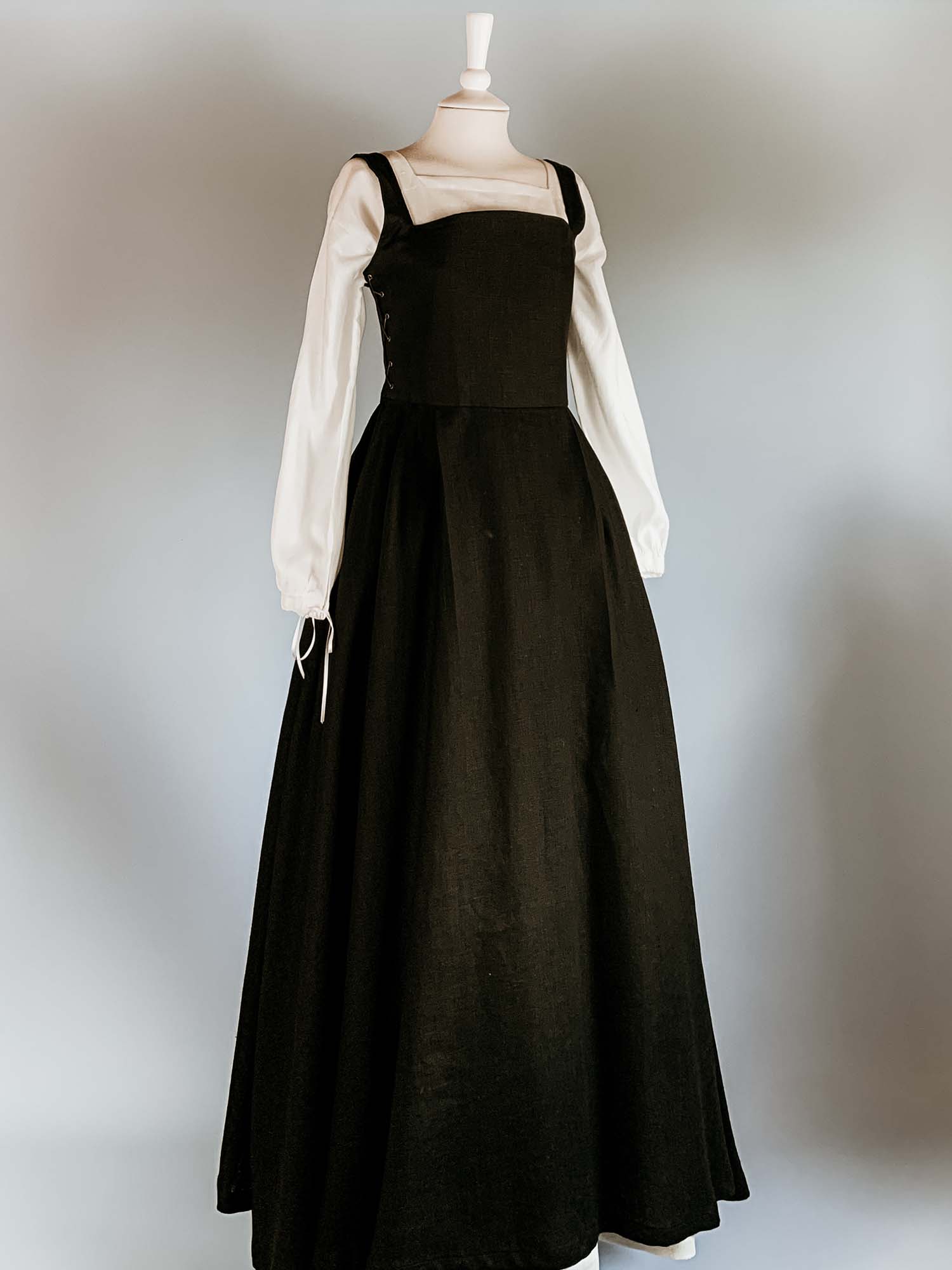 Renaissance Dress, Side-Lacing Sleeveless Kirtle in Black Linen - Renaissance Costumes - Atelier Serraspina