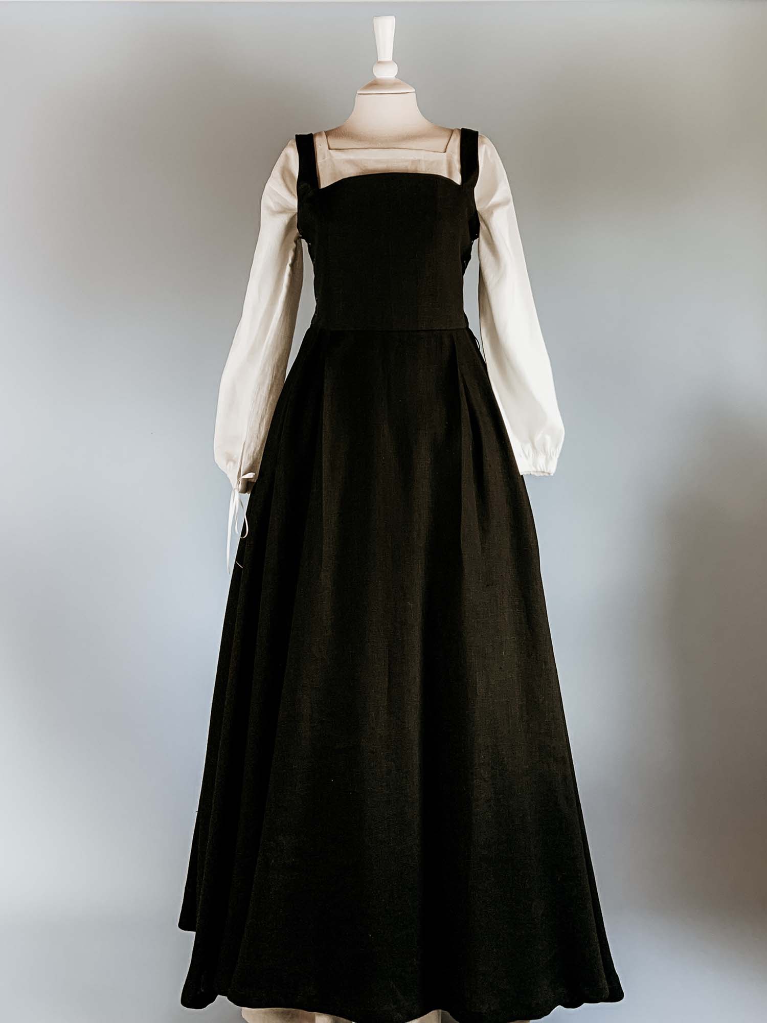 Renaissance Dress, Side-Lacing Sleeveless Kirtle in Black Linen - Renaissance Costumes - Atelier Serraspina
