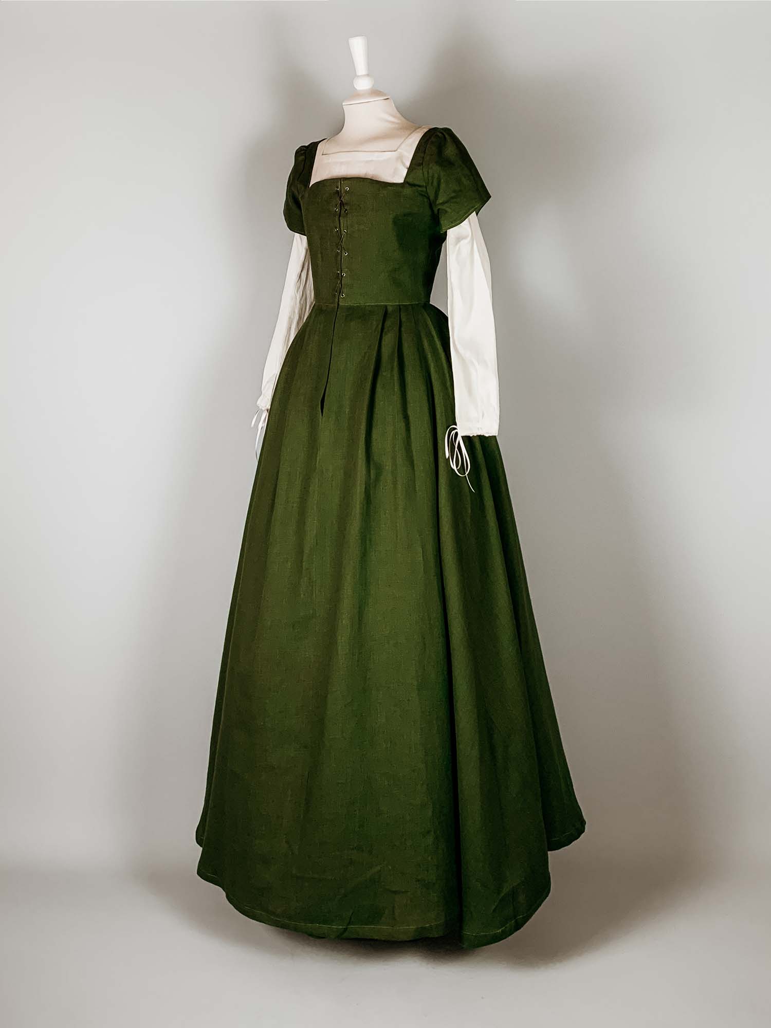 Renaissance Dress, Front-Lacing Short-Sleeved Kirtle in Moss Green Linen - Renaissance Kirtles - Atelier Serraspina