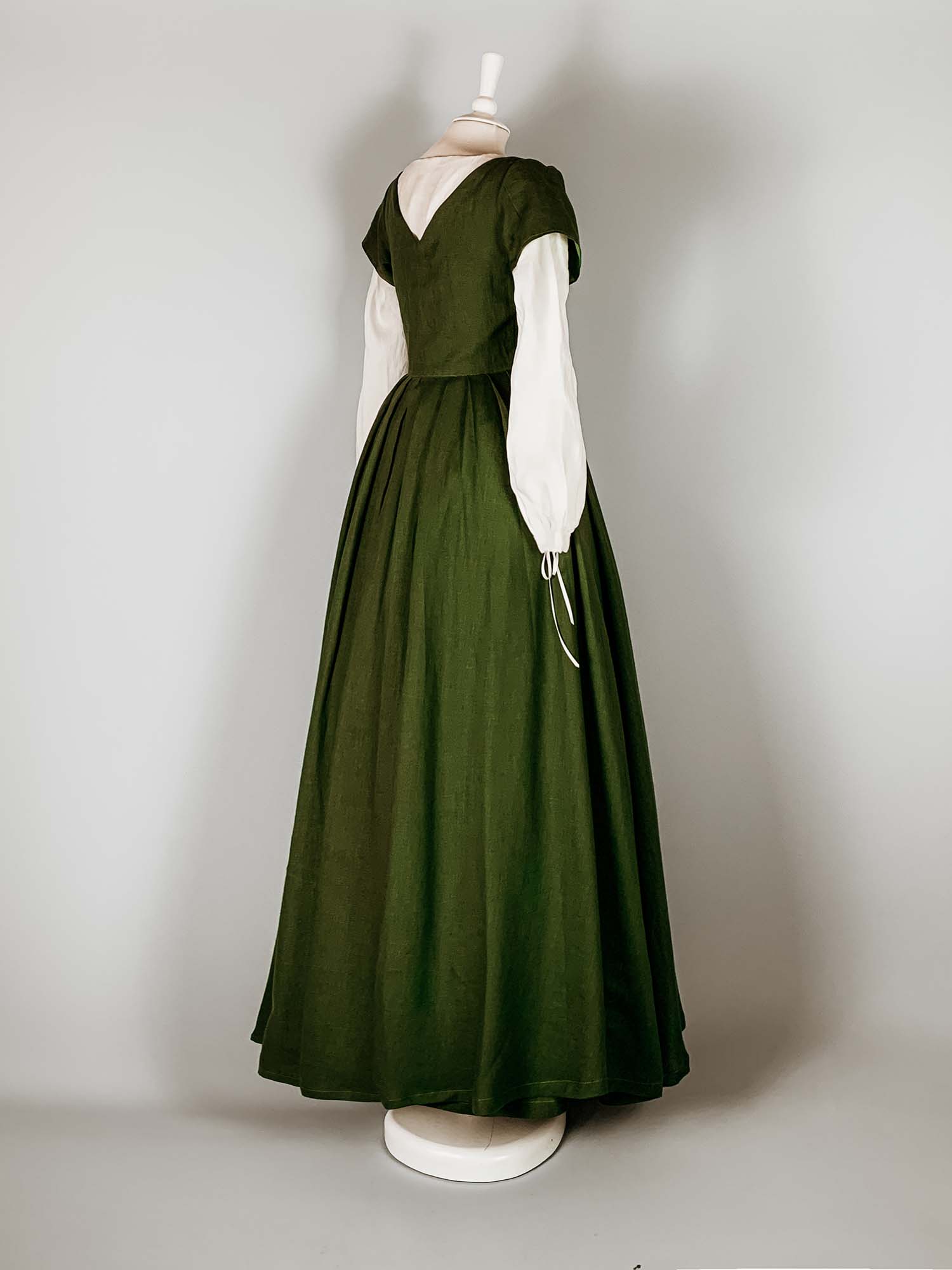 Renaissance Dress, Front-Lacing Short-Sleeved Kirtle in Moss Green Linen - Renaissance Kirtles - Atelier Serraspina