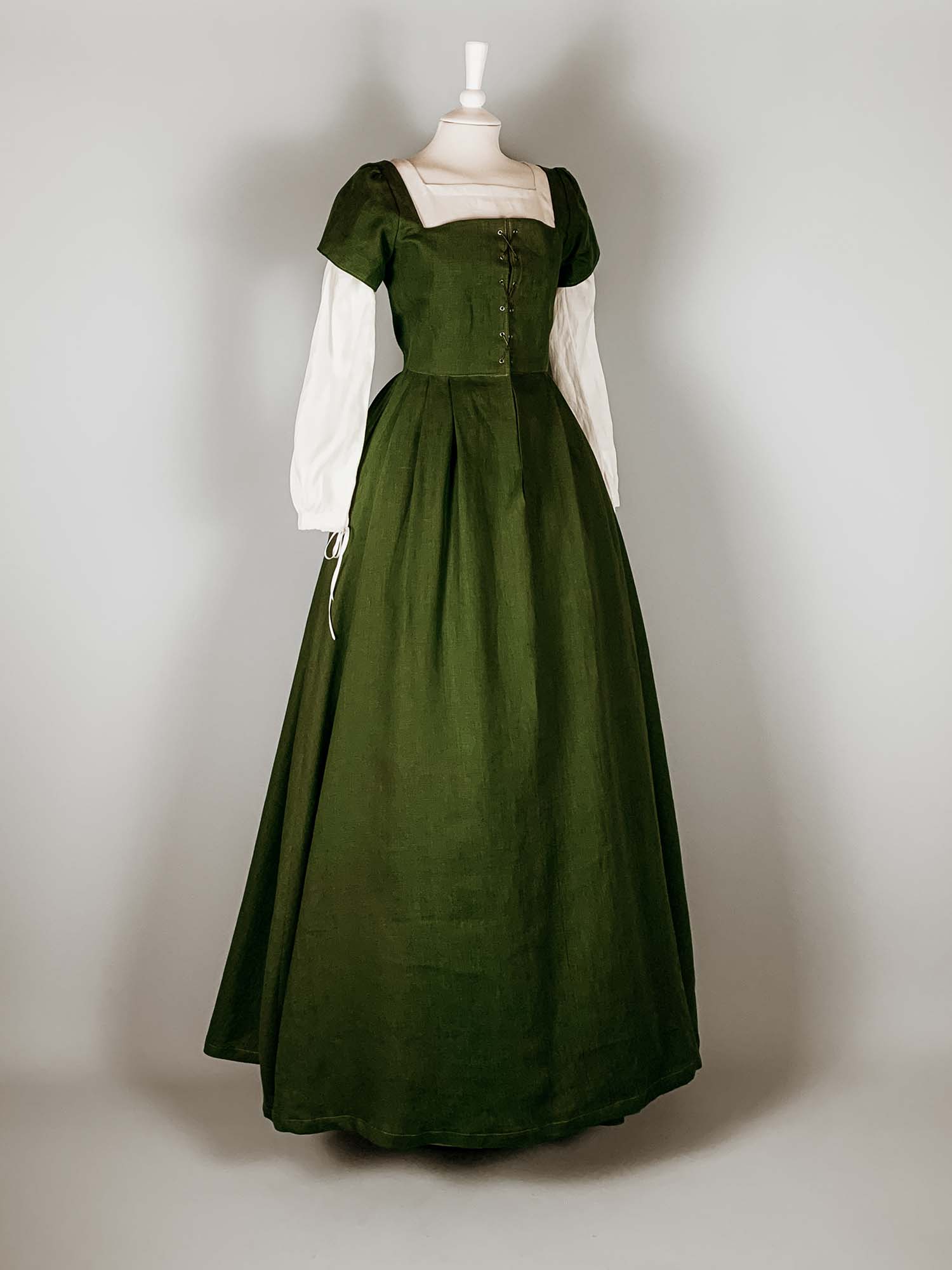 Renaissance Dress, Front-Lacing Short-Sleeved Kirtle in Moss Green Linen - Renaissance Kirtles - Atelier Serraspina