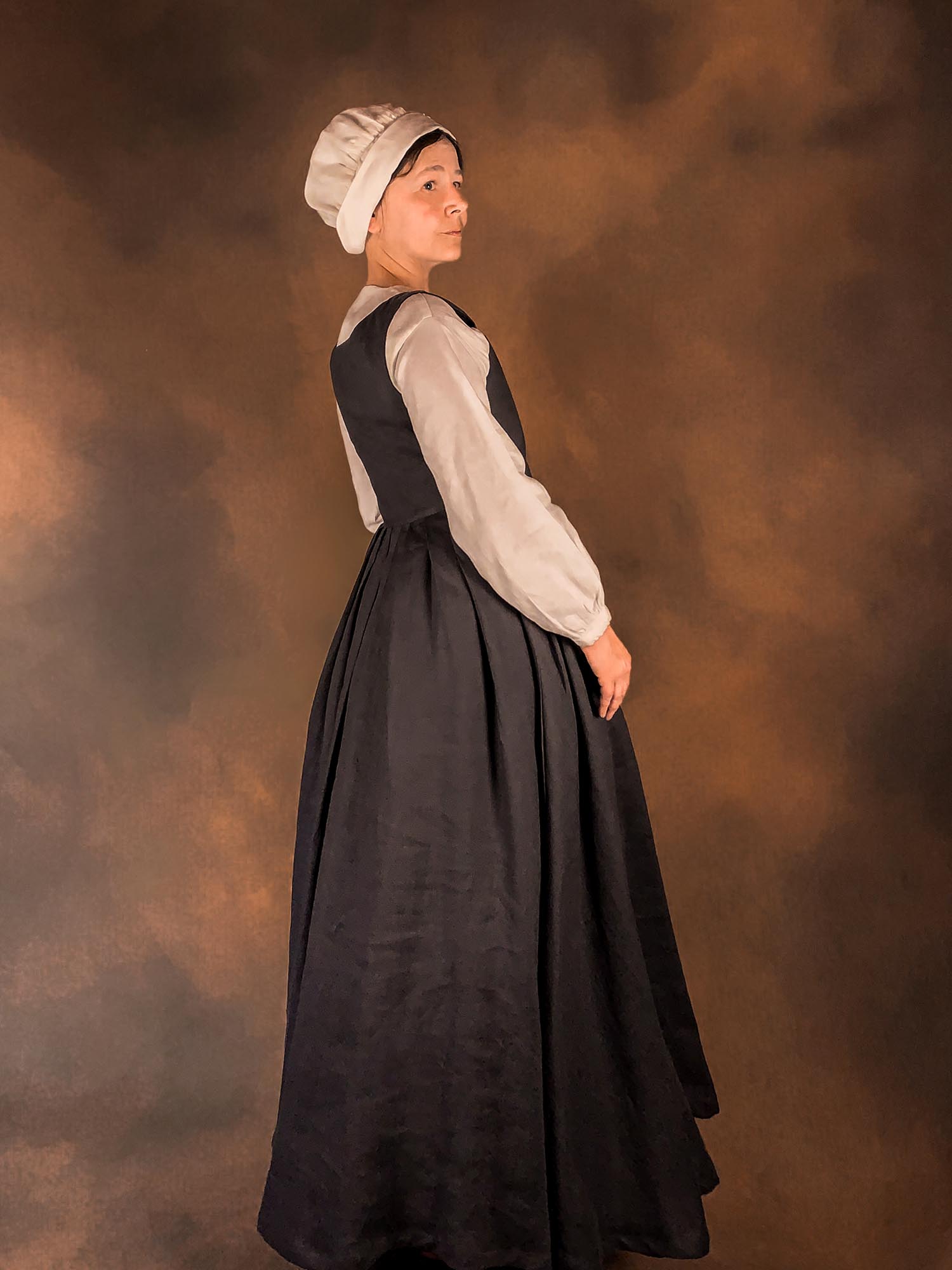 Renaissance Dress, Side-Lacing Sleeveless Kirtle in Dark Gray Linen - Atelier Serraspina