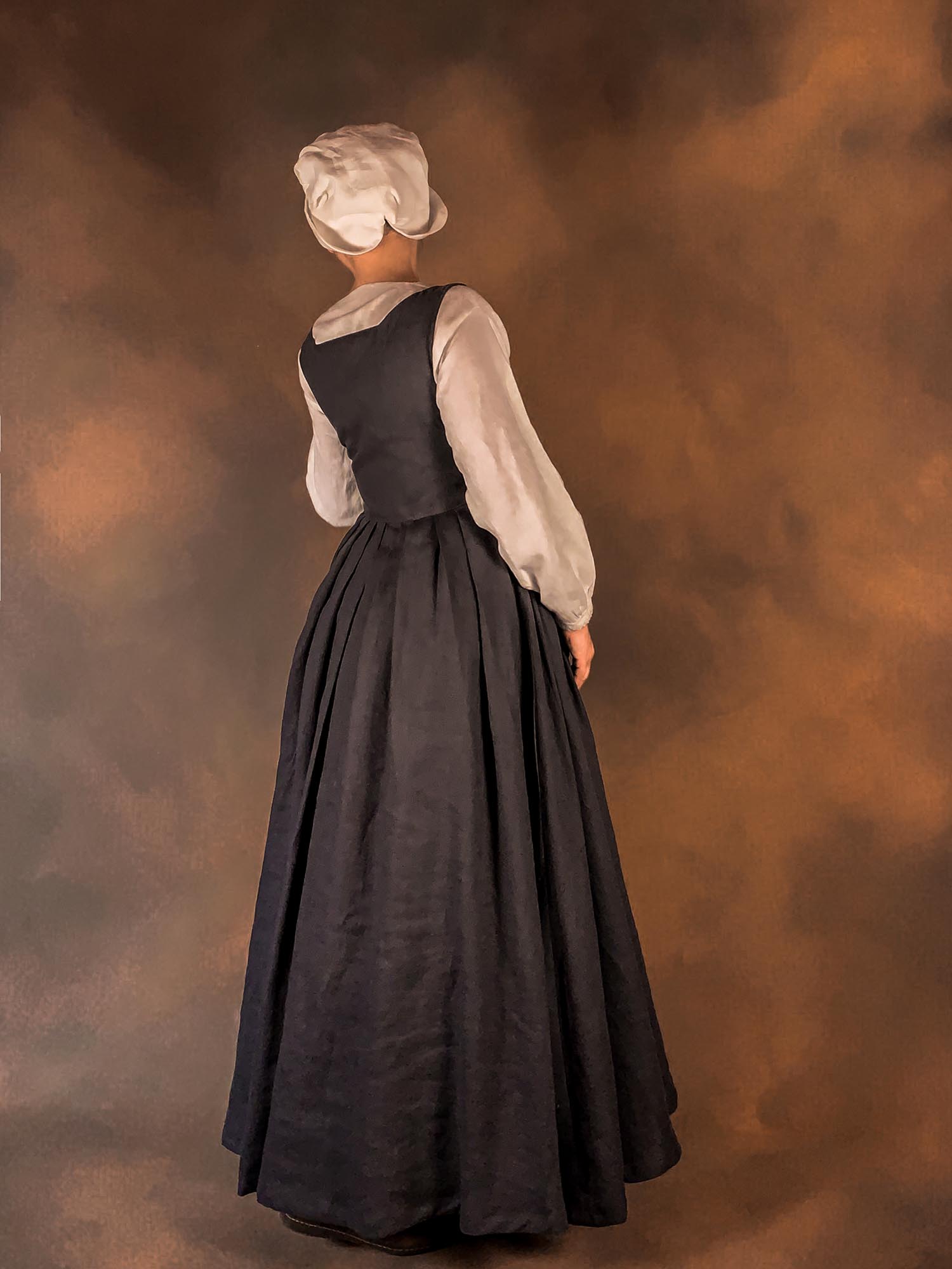 Renaissance Dress, Side-Lacing Sleeveless Kirtle in Dark Gray Linen - Atelier Serraspina