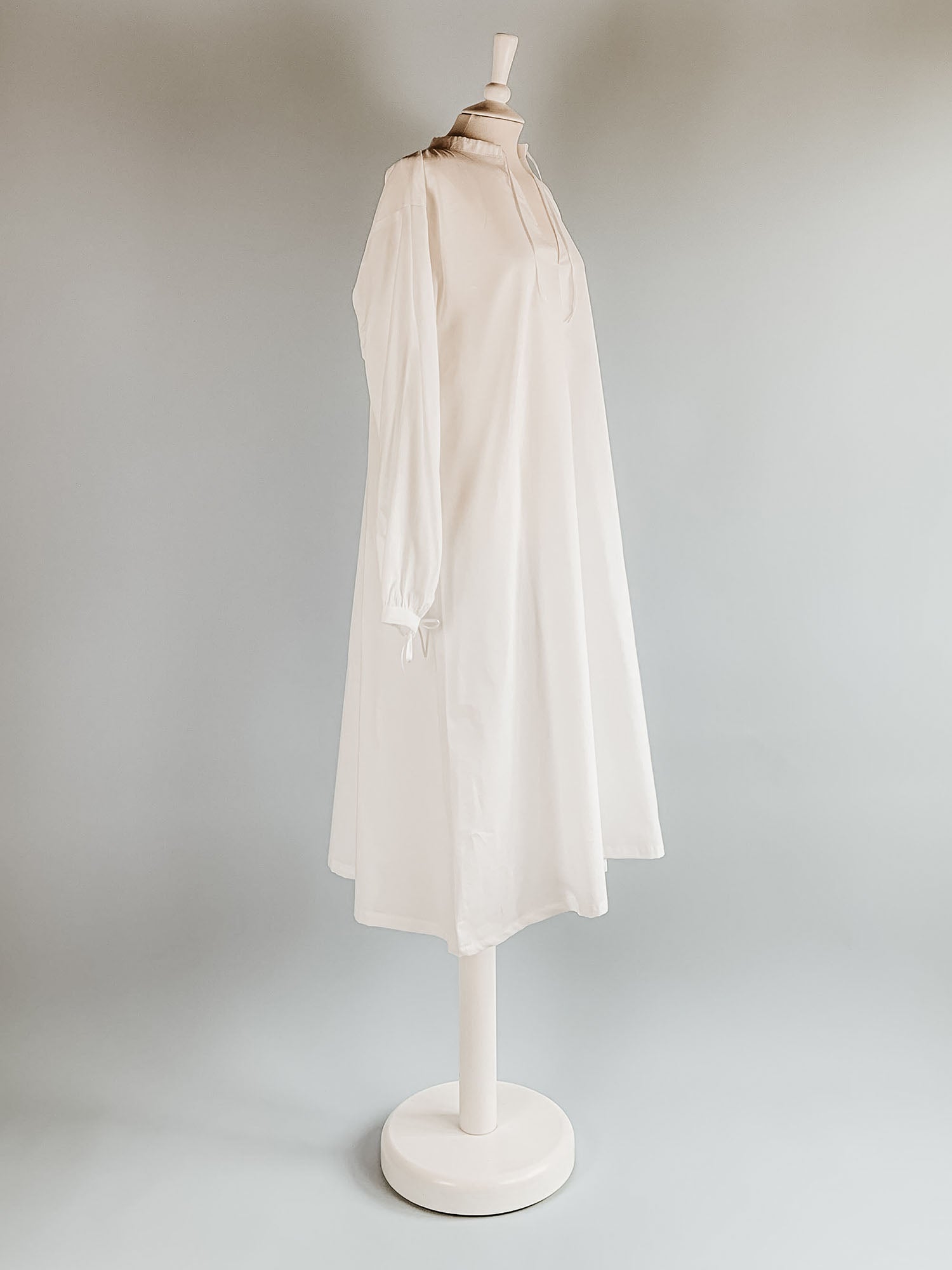 Renaissance Smock in White Cotton with Plain Collar - Renaissance Chemises - Atelier Serraspina